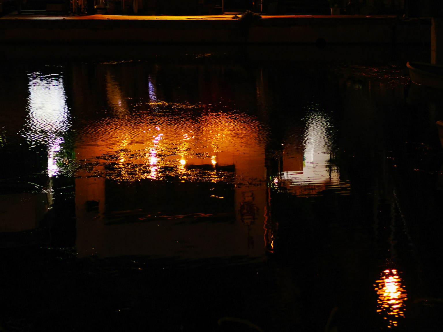 Reflets de lumières et de couleurs sur la surface de l'eau