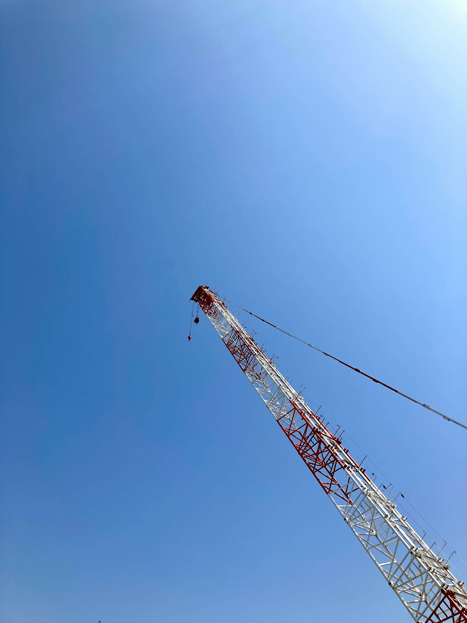 Estructura de grúa alta contra un cielo azul claro