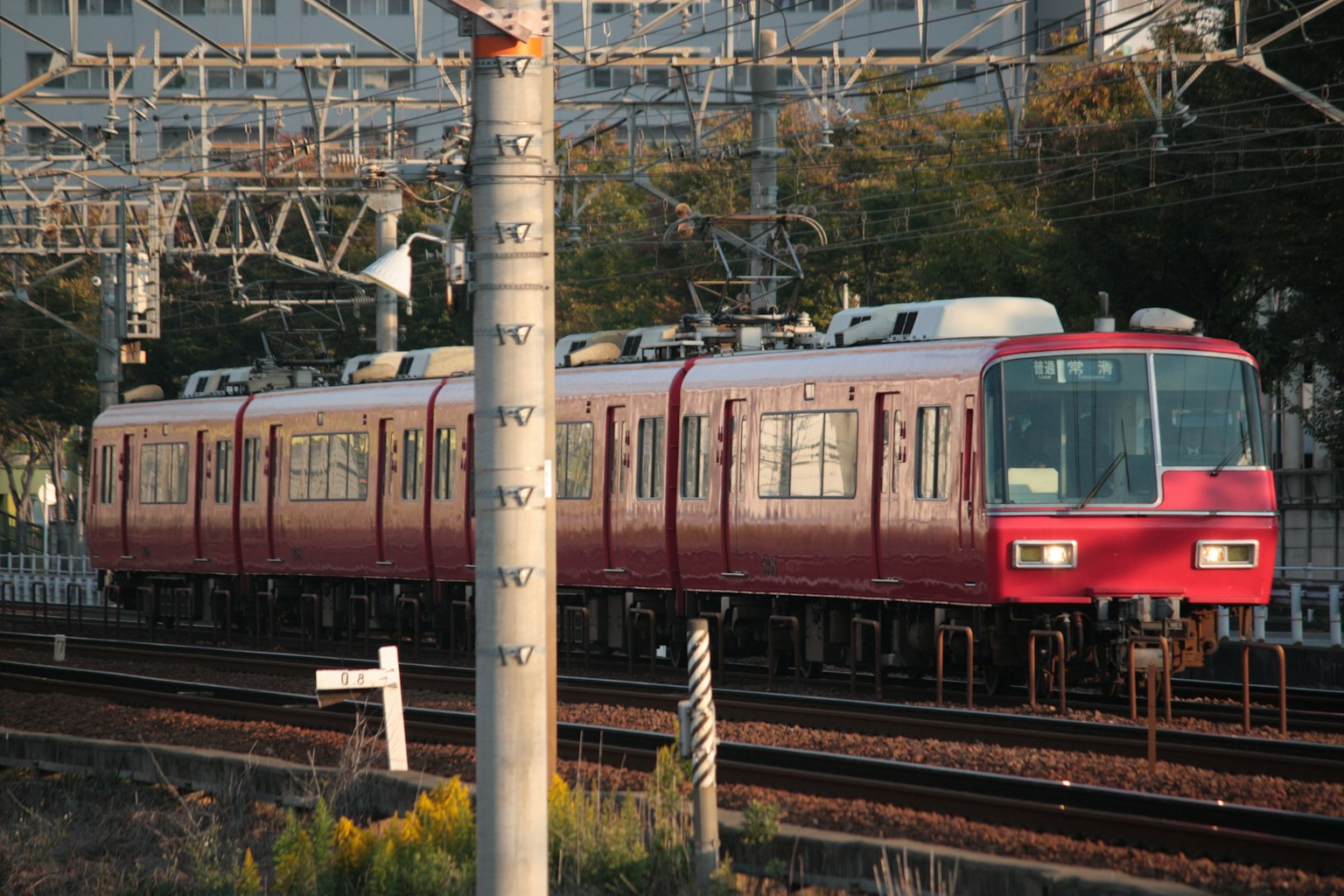 รถไฟสีแดงวิ่งบนราง
