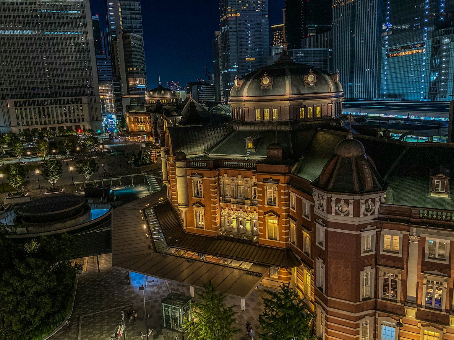 夜晚东京站的美丽外观和周围的摩天大楼