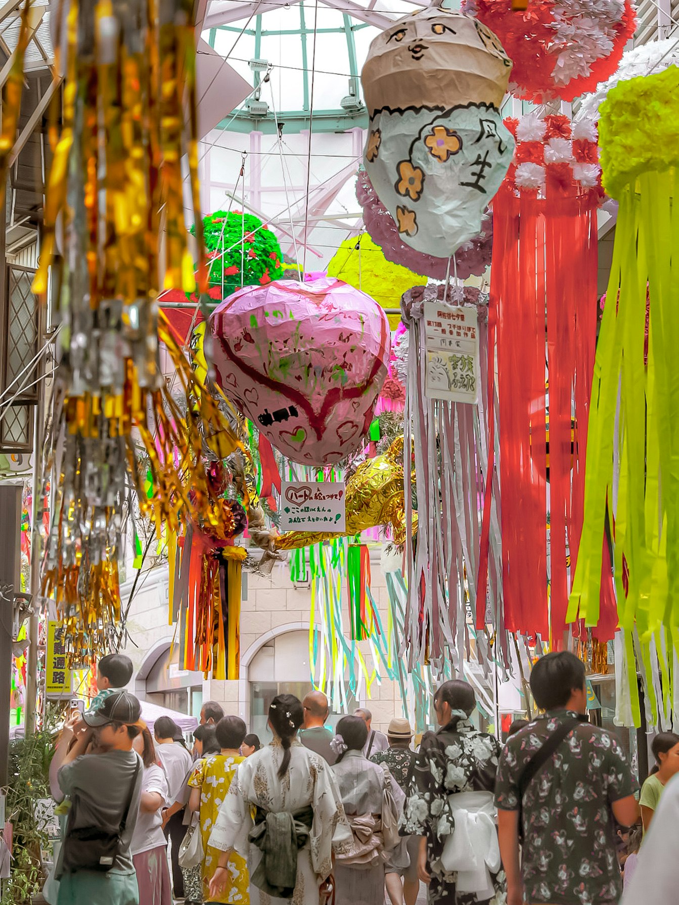 阿佐ヶ谷七夕祭りの色鮮やかな飾りと提灯が並ぶ商店街の通り