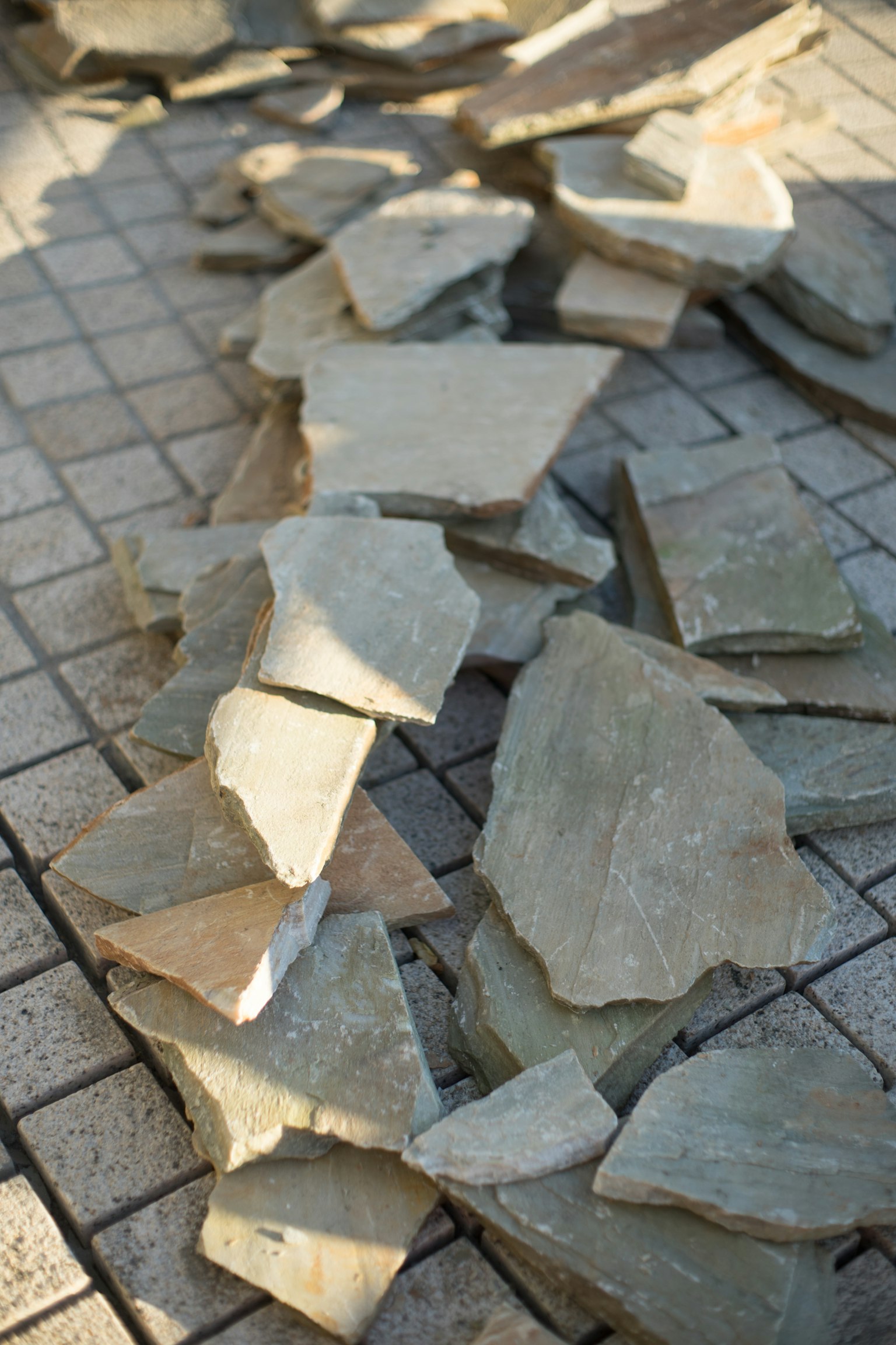 Fragmentos de piedra esparcidos sobre una superficie pavimentada