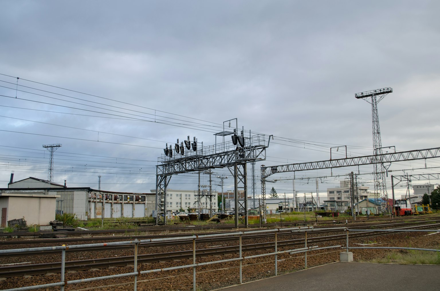 Vista dei segnali ferroviari e delle linee aeree