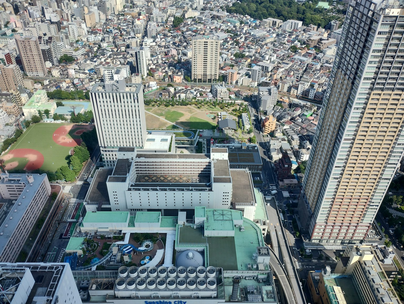 Vista aerea di Tokyo con parchi verdi e aree residenziali