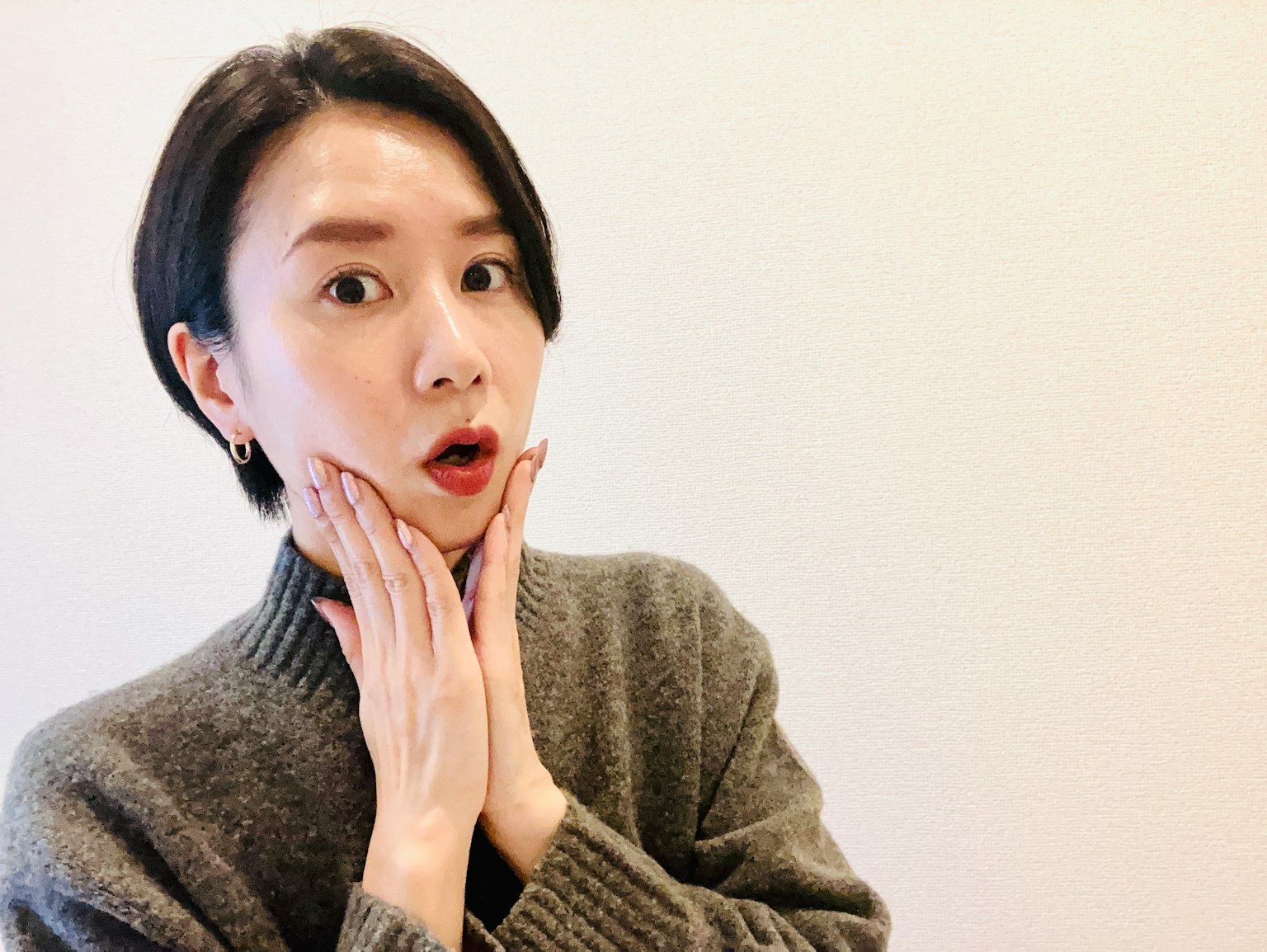 一位面露惊讶表情的女性用手托着脸