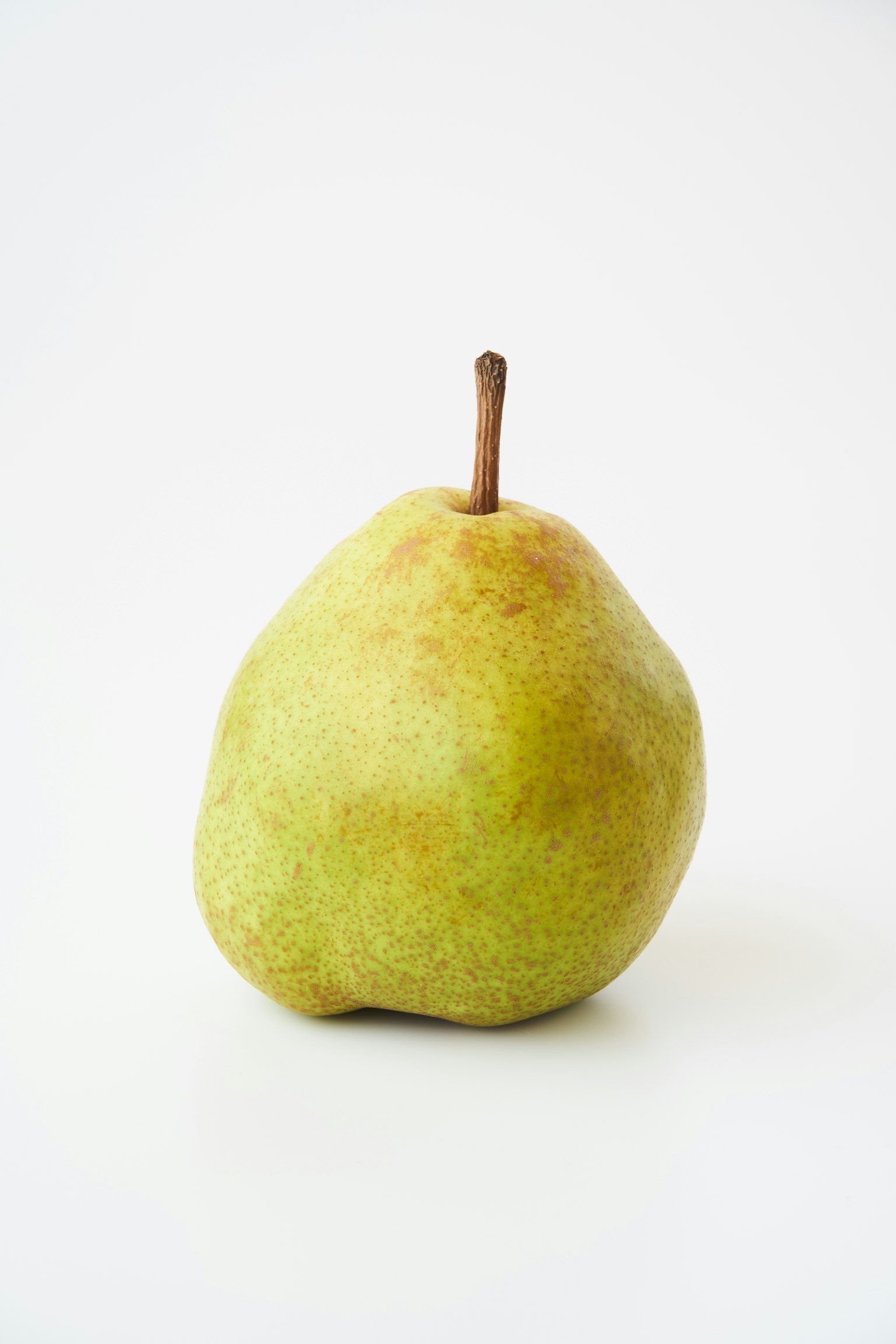 Una pera verde su uno sfondo bianco