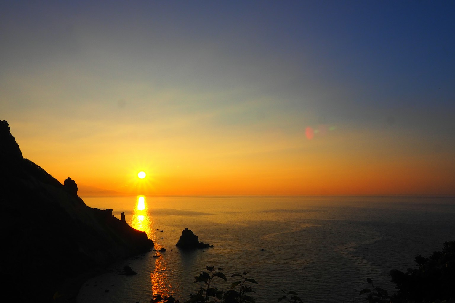 海上日落与蓝天
