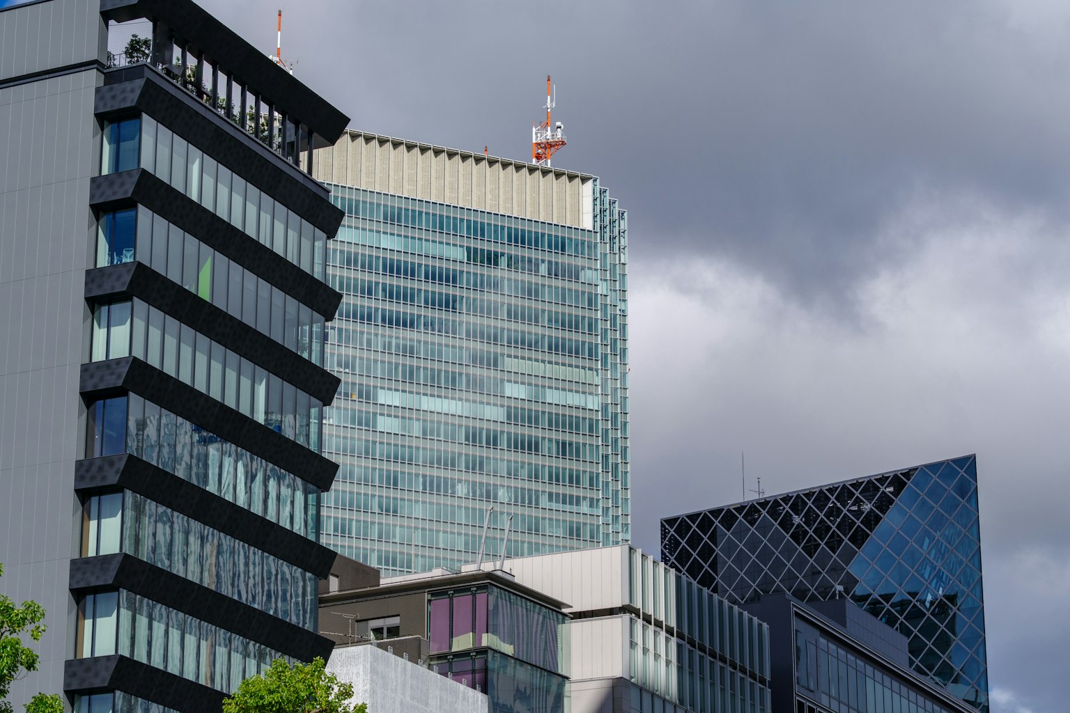 城市天际线，现代建筑与阴云密布的天空
