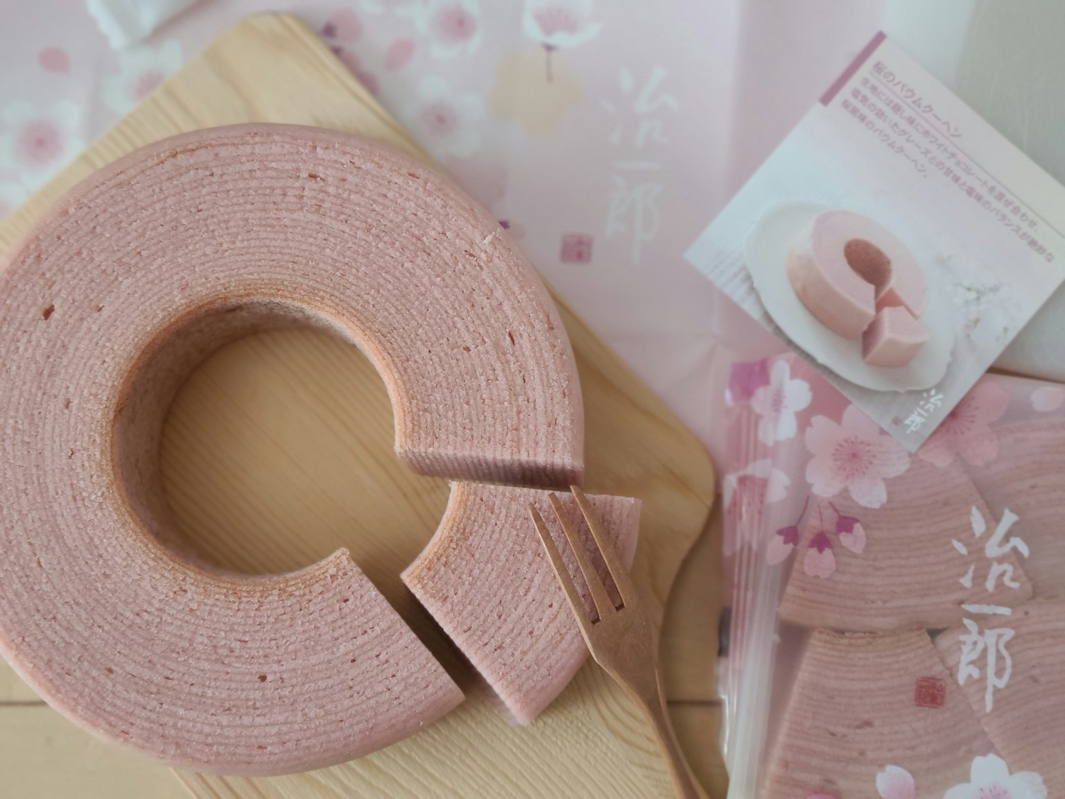 Baumkuchen rosa con diseño de flores de cerezo y embalaje