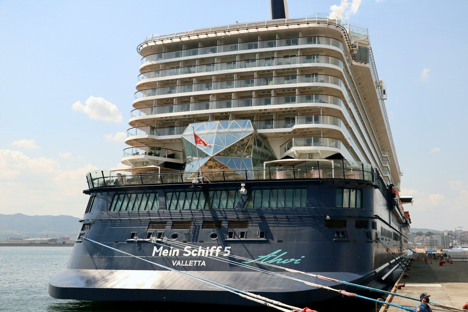 Pemandangan samping kapal pesiar mewah Mein Schiff 5 dengan pemandangan pelabuhan