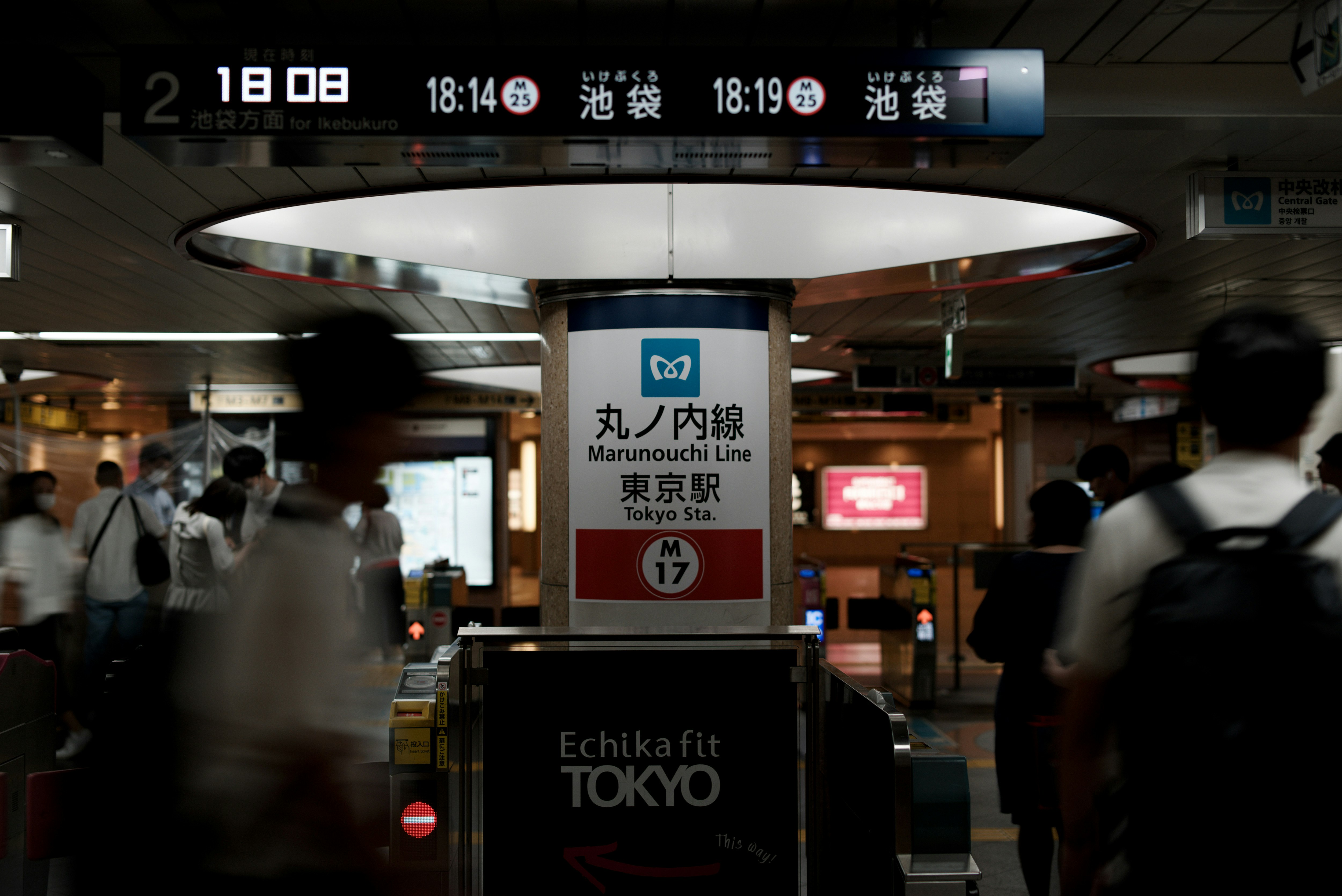 從新幹線車窗看到的東京車站驗票口與人潮