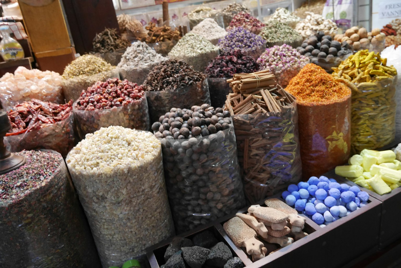 การแสดงสีสันของเครื่องเทศต่างๆ ในถุงที่ตลาด