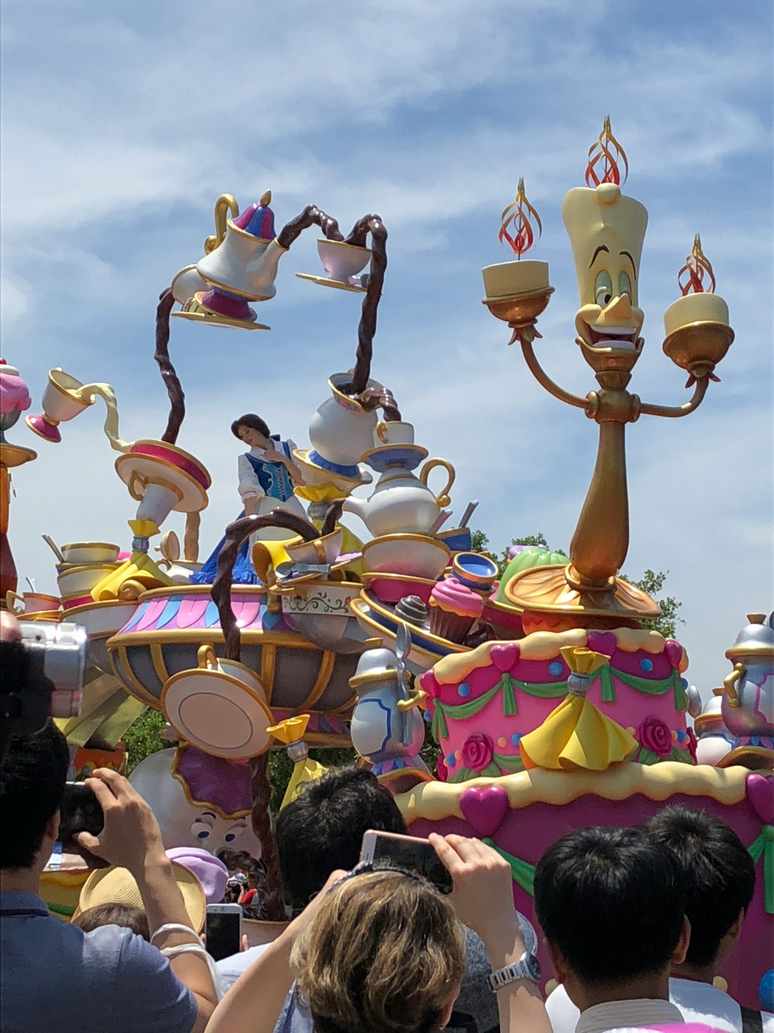 Carro allegorico colorato con personaggi e candele decorative