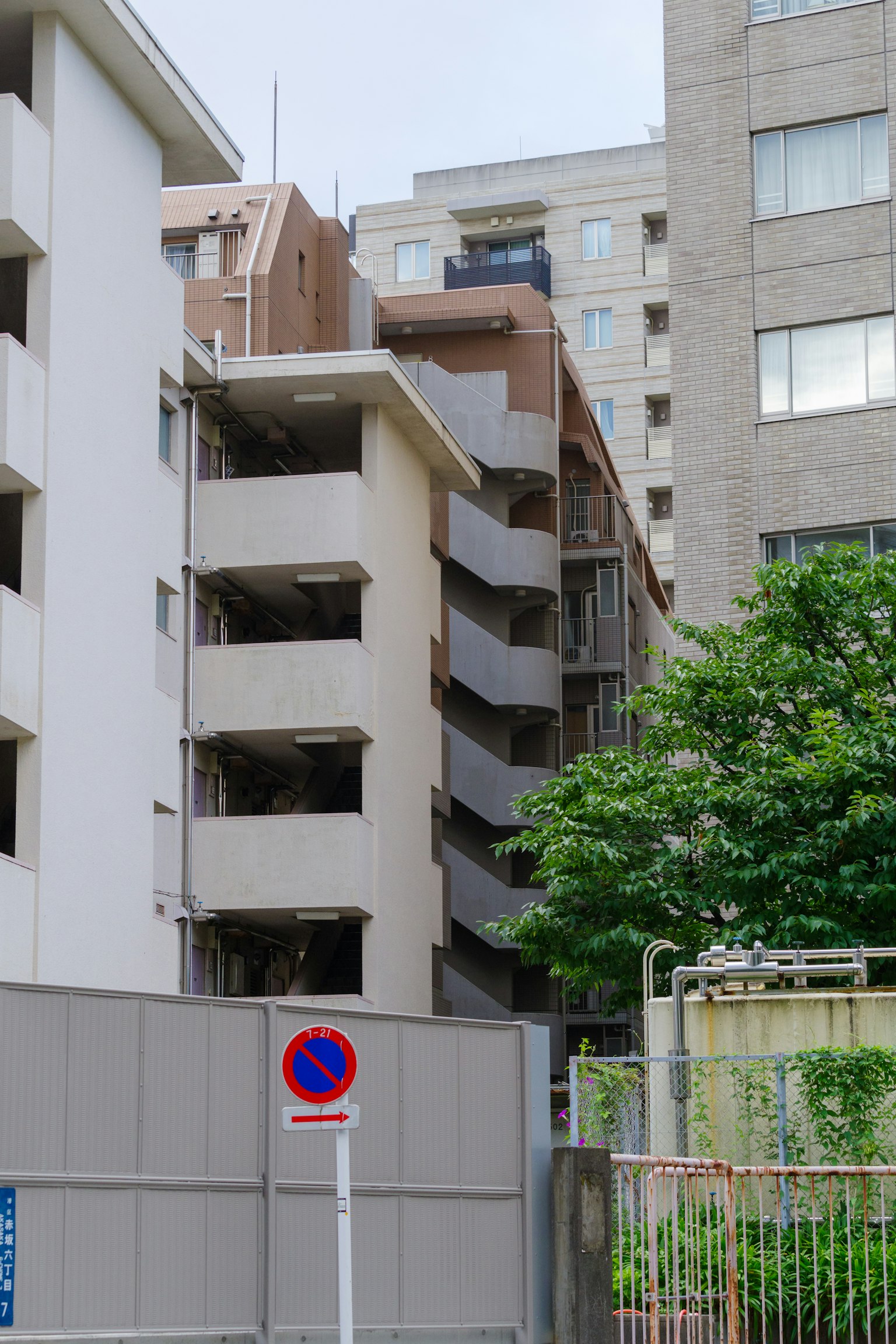 Scena urbana con edifici e alberi verdi