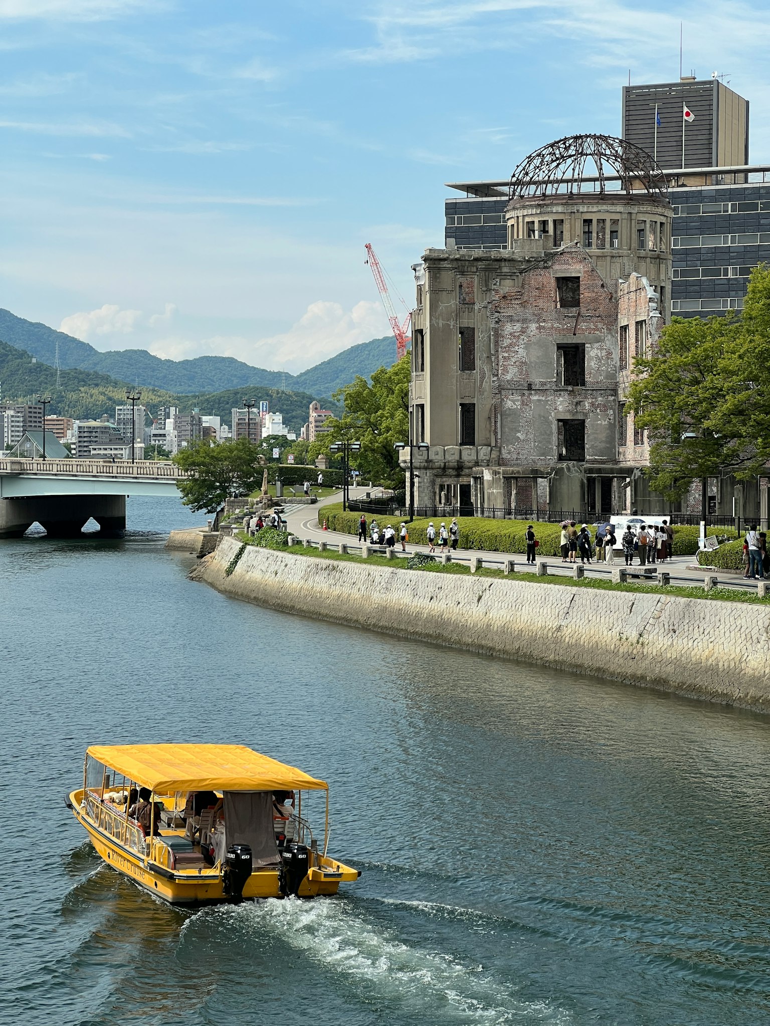 Vista del Domo de la Bomba Atómica de Hiroshima con un bote amarillo en el río