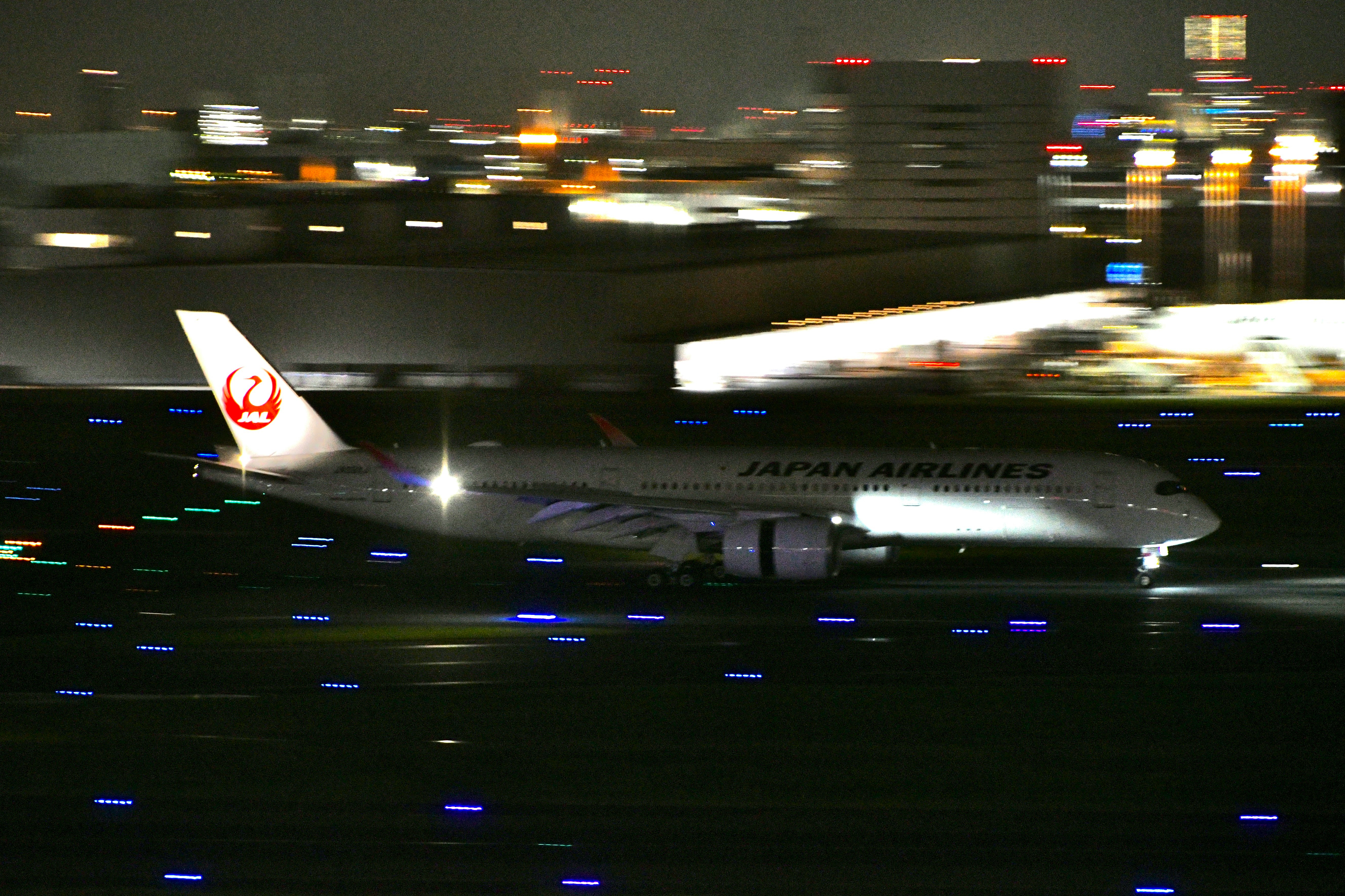 cảnh đêm máy bay chở khách Japan Airlines đang cất cánh