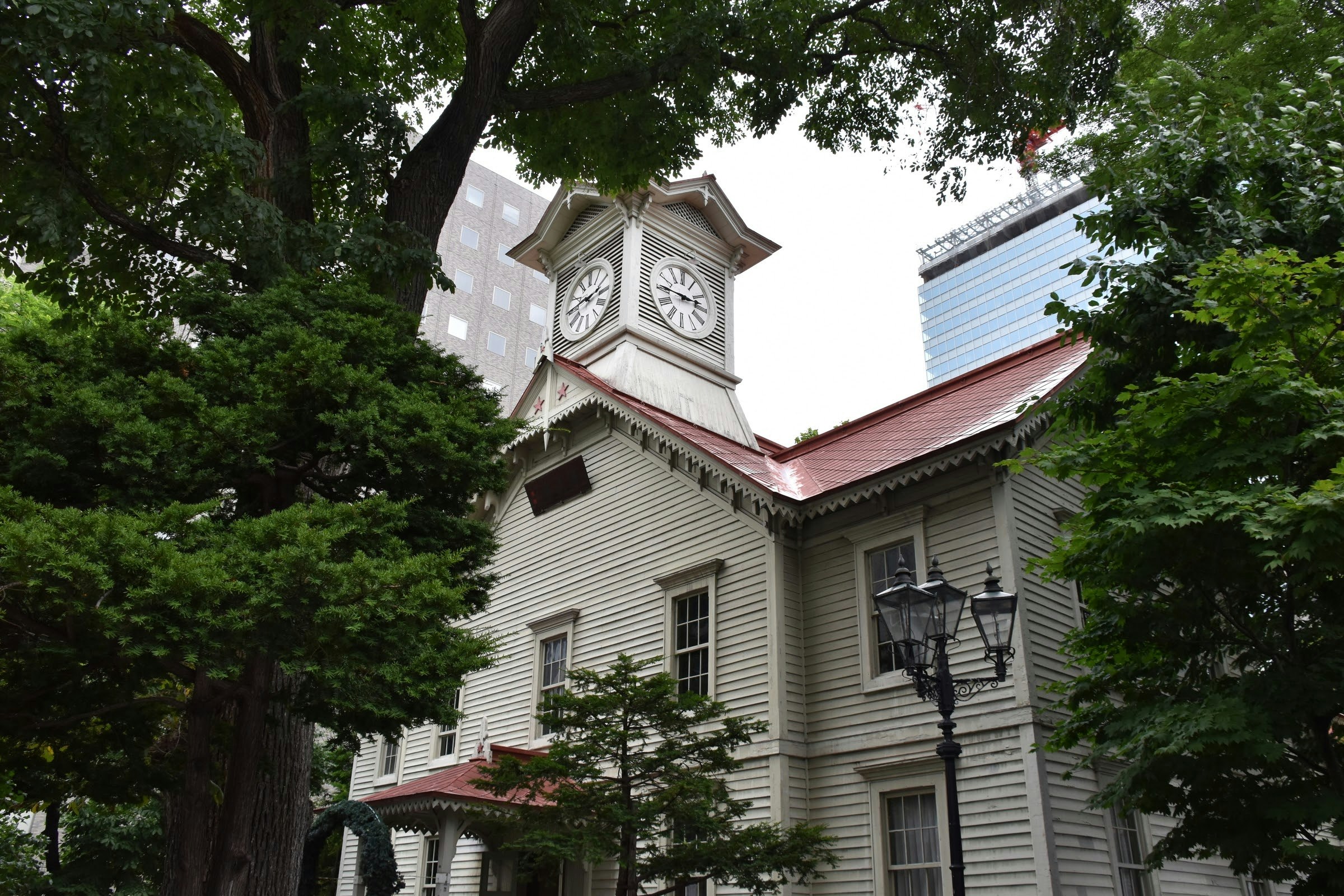 木々に囲まれた白い歴史的な建物の外観