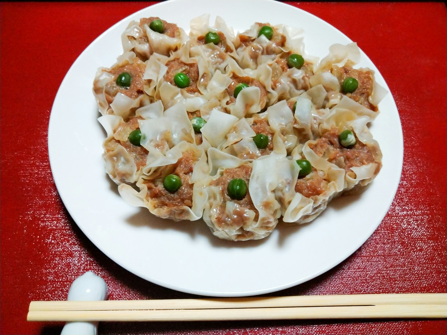 녹색 완두콩이 얹힌 슈마이 접시