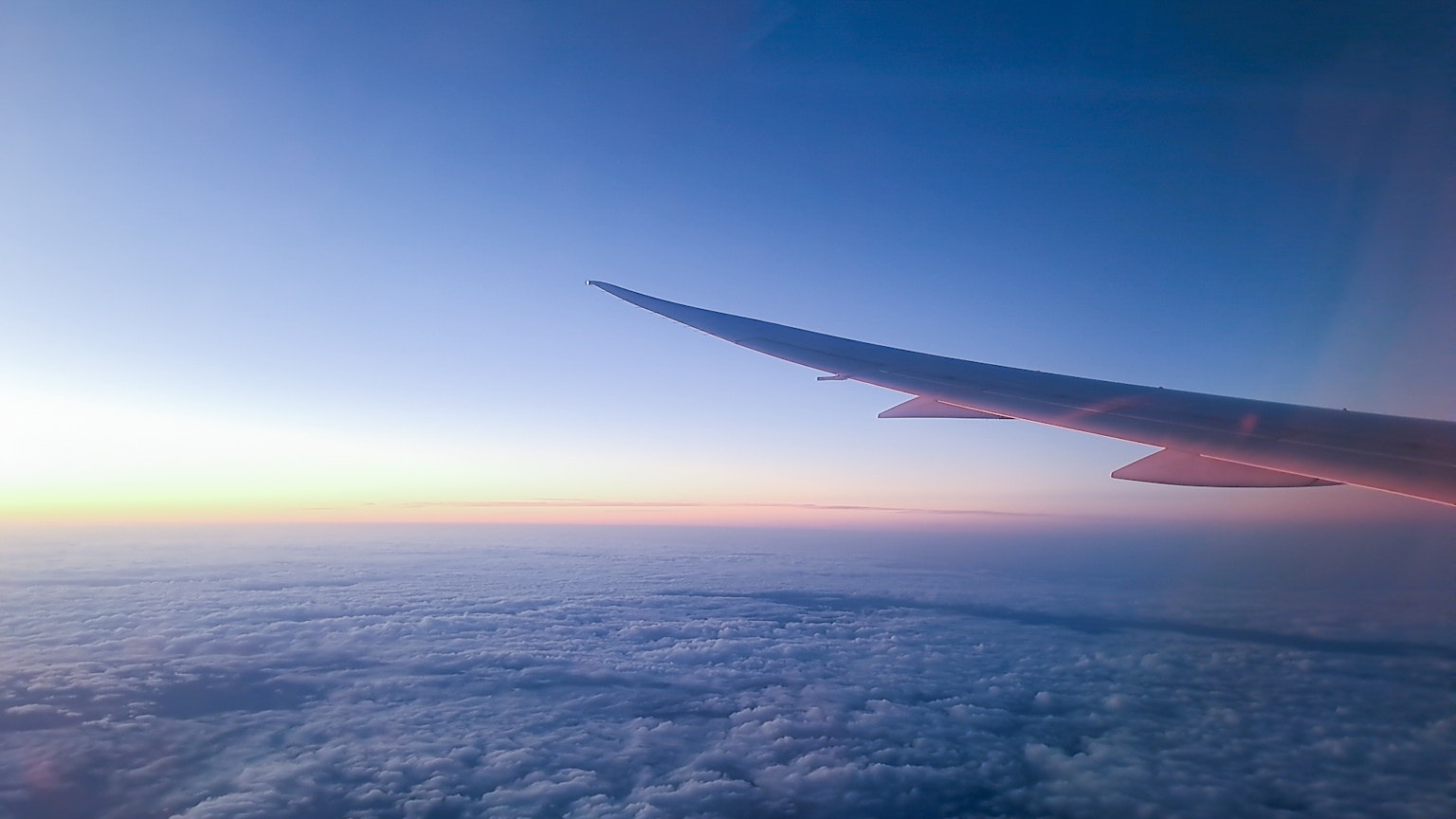 美麗的日落天空，飛機機翼和雲層