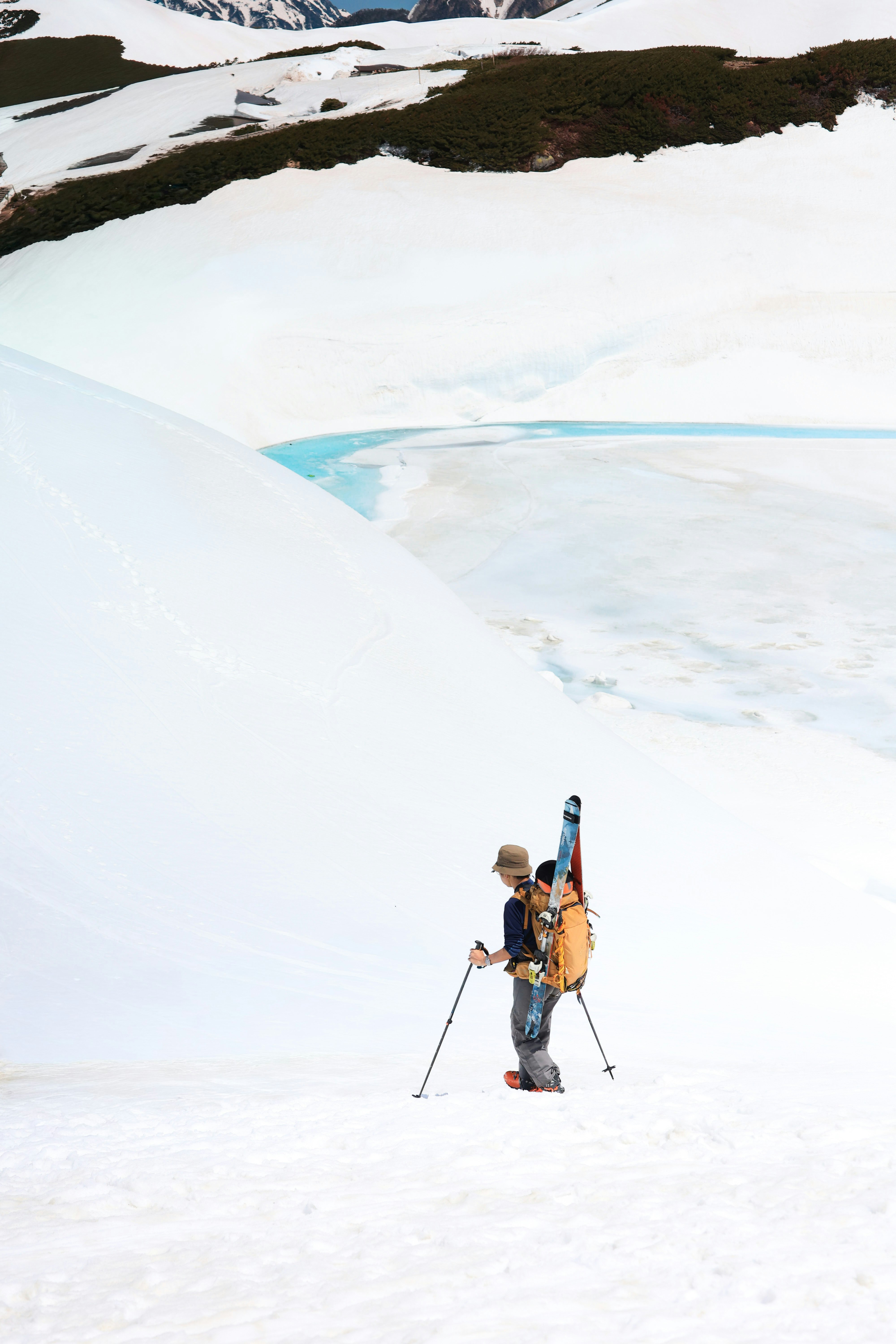 富山与长野北阿尔卑斯地区，米库里池雪融背景下的徒步者