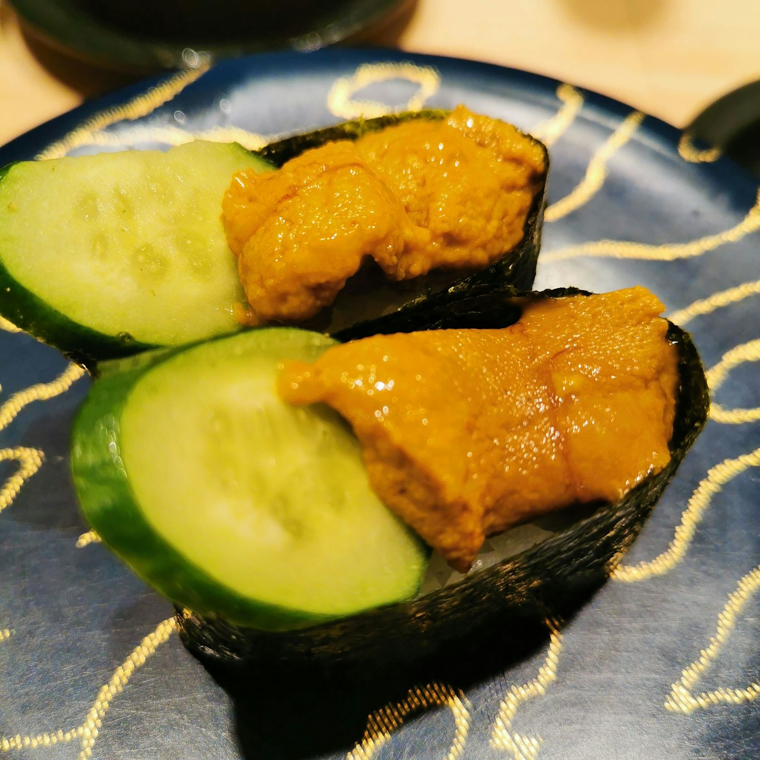 Sushi avec oursin et concombre enveloppé dans des algues