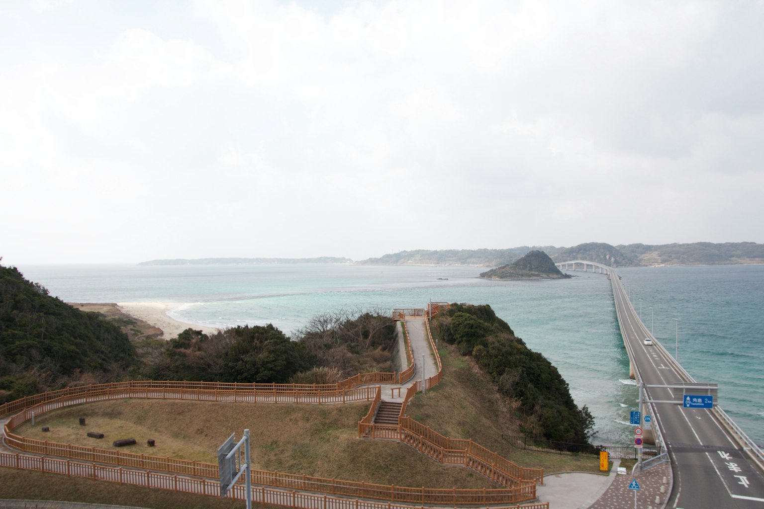 风景如画的海岸景观，特色蜿蜒道路和远处的岛屿