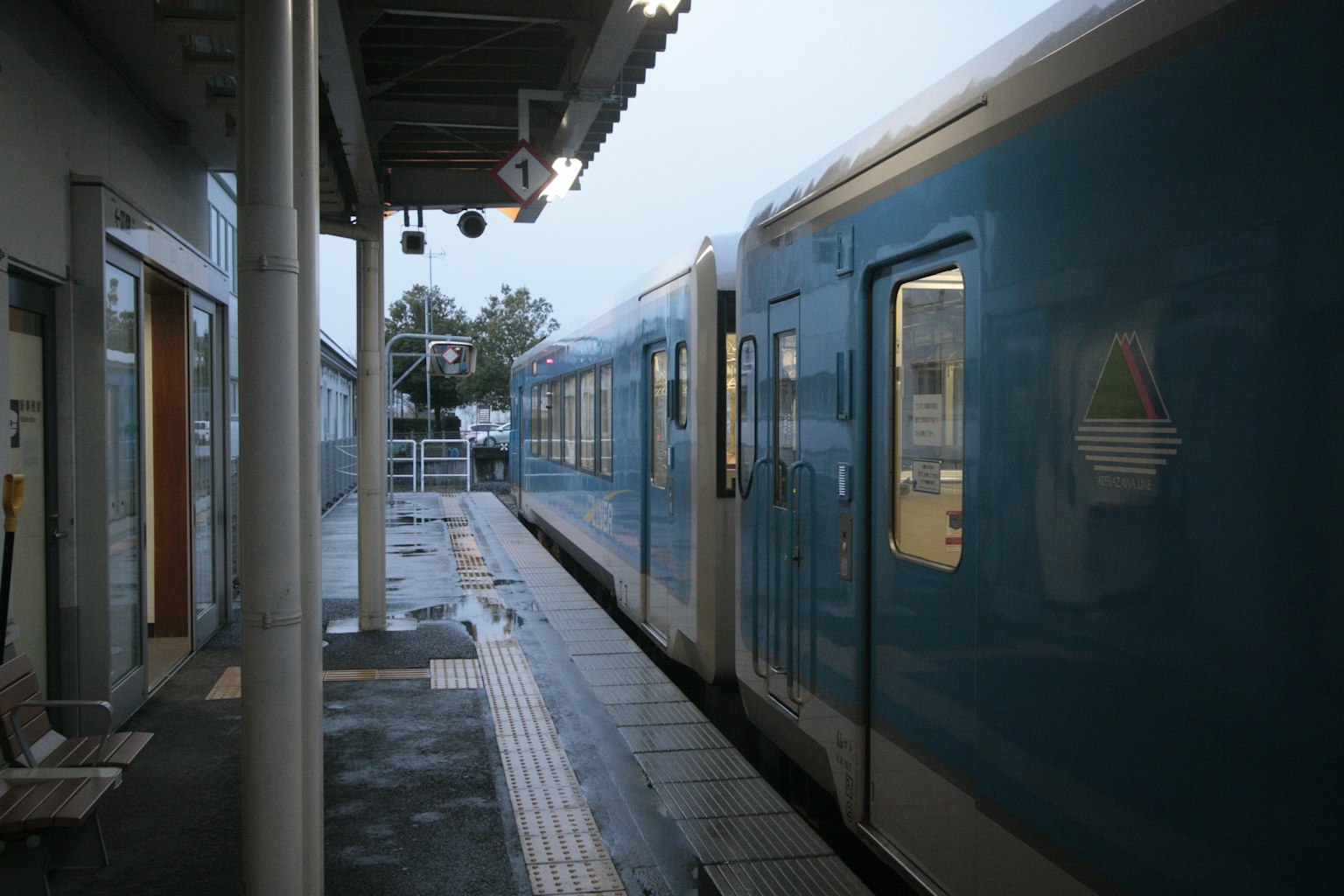 รถไฟสีน้ำเงินจอดอยู่ที่ชานชาลาสถานี