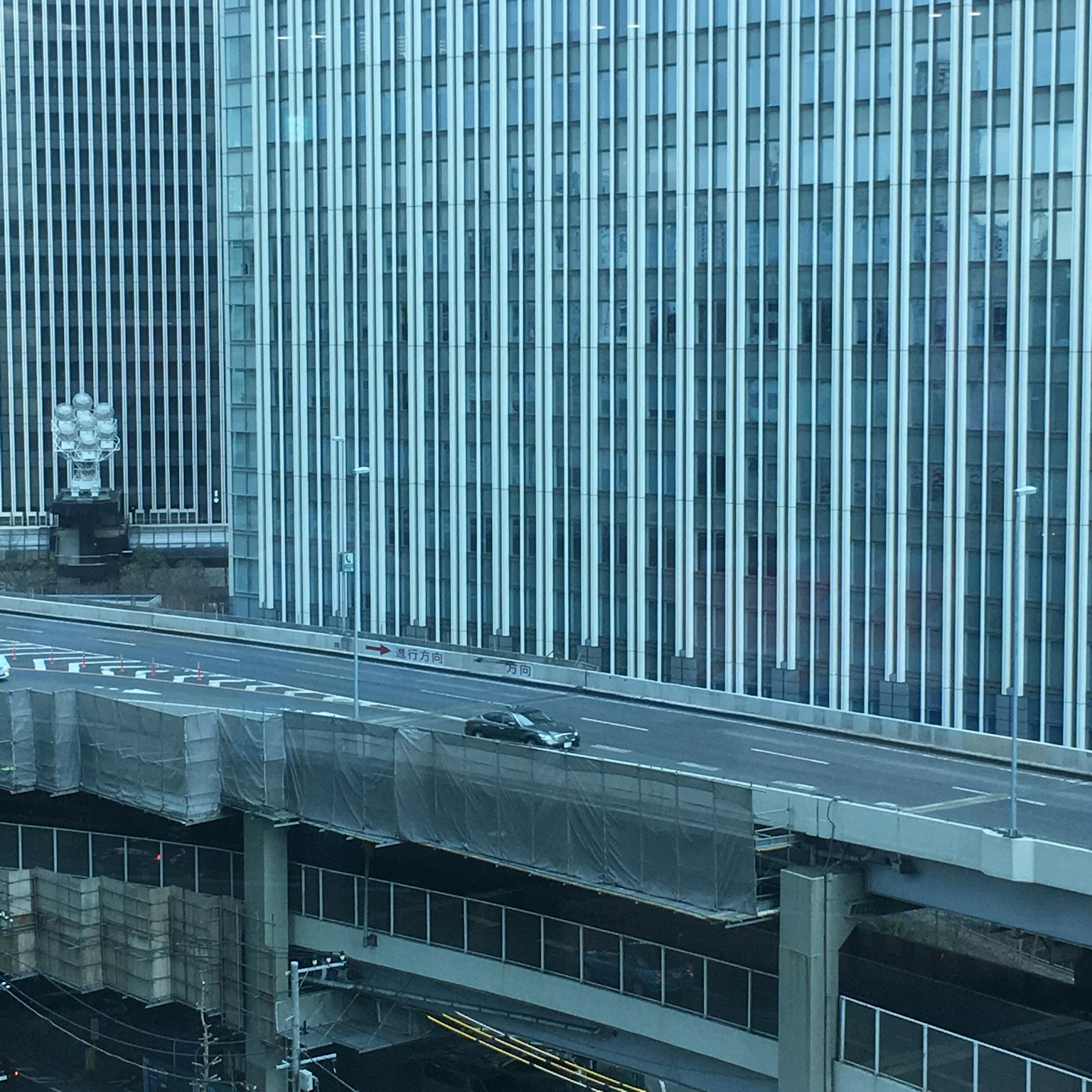 Paysage urbain vu d'un immeuble de grande hauteur avec une route et des structures voisines