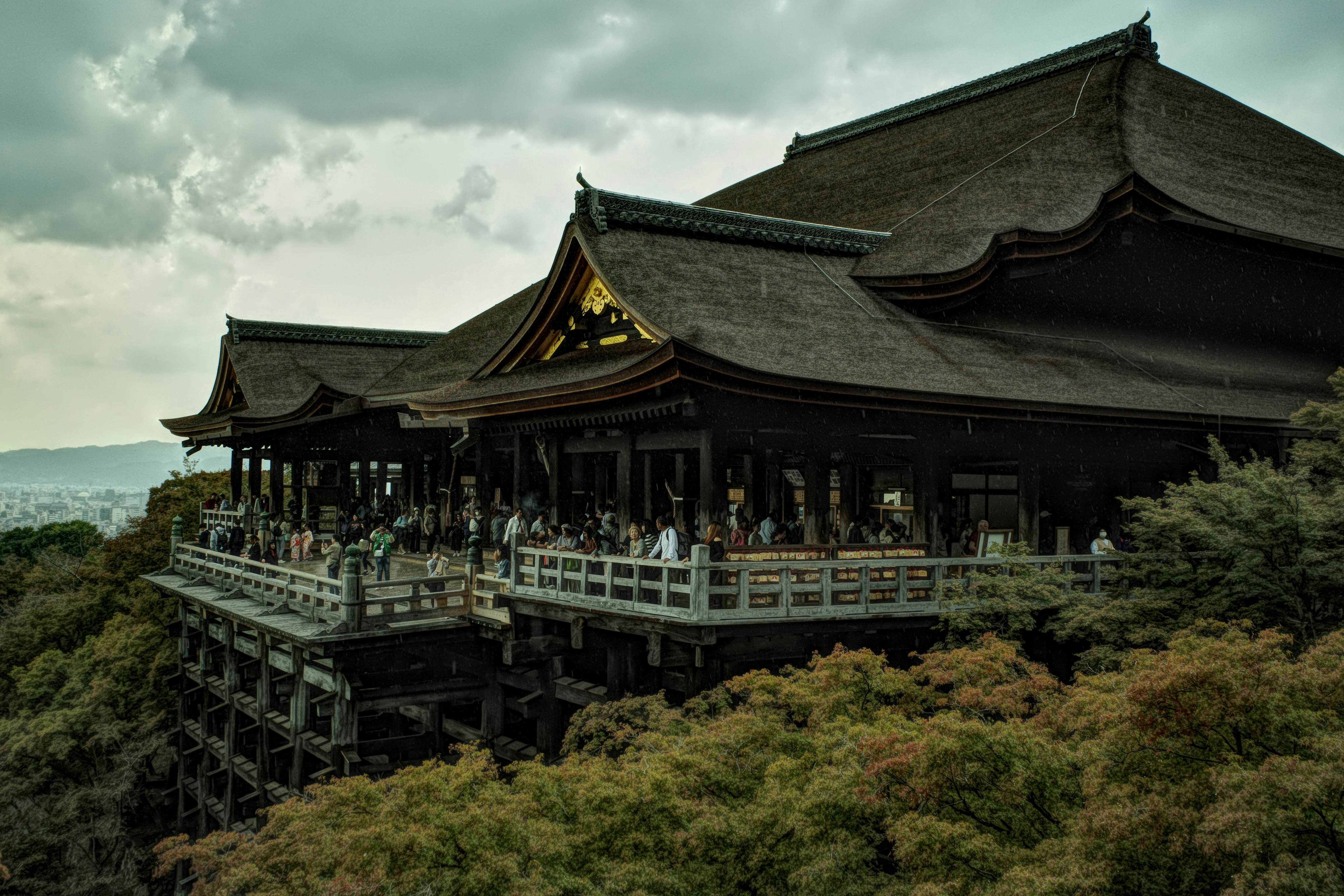 雲の下の清水寺の舞台と周囲の緑