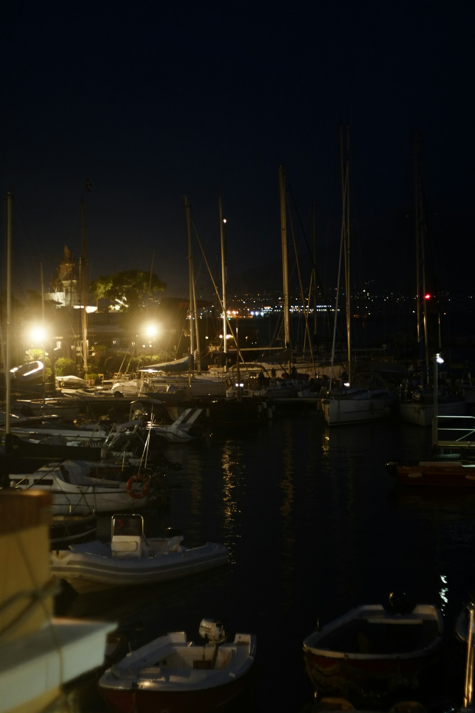 Bateaux dans un port la nuit avec des lumières