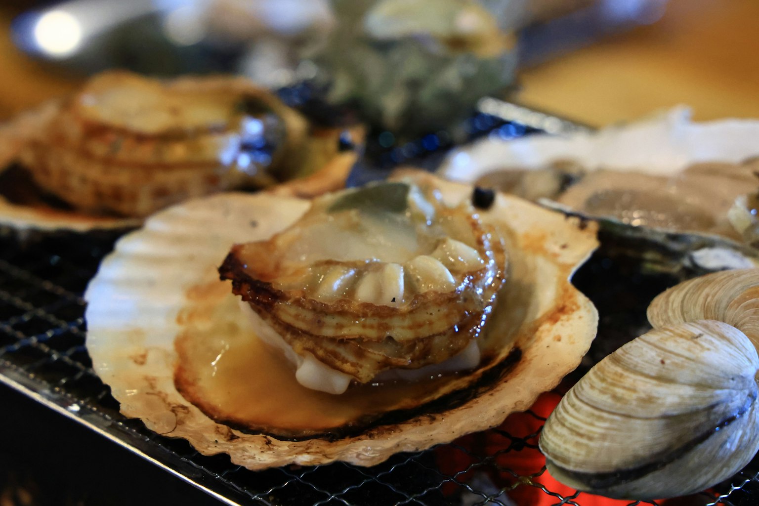 Fruits de mer grillés avec des fruits de mer frais sur une coquille de pétoncle