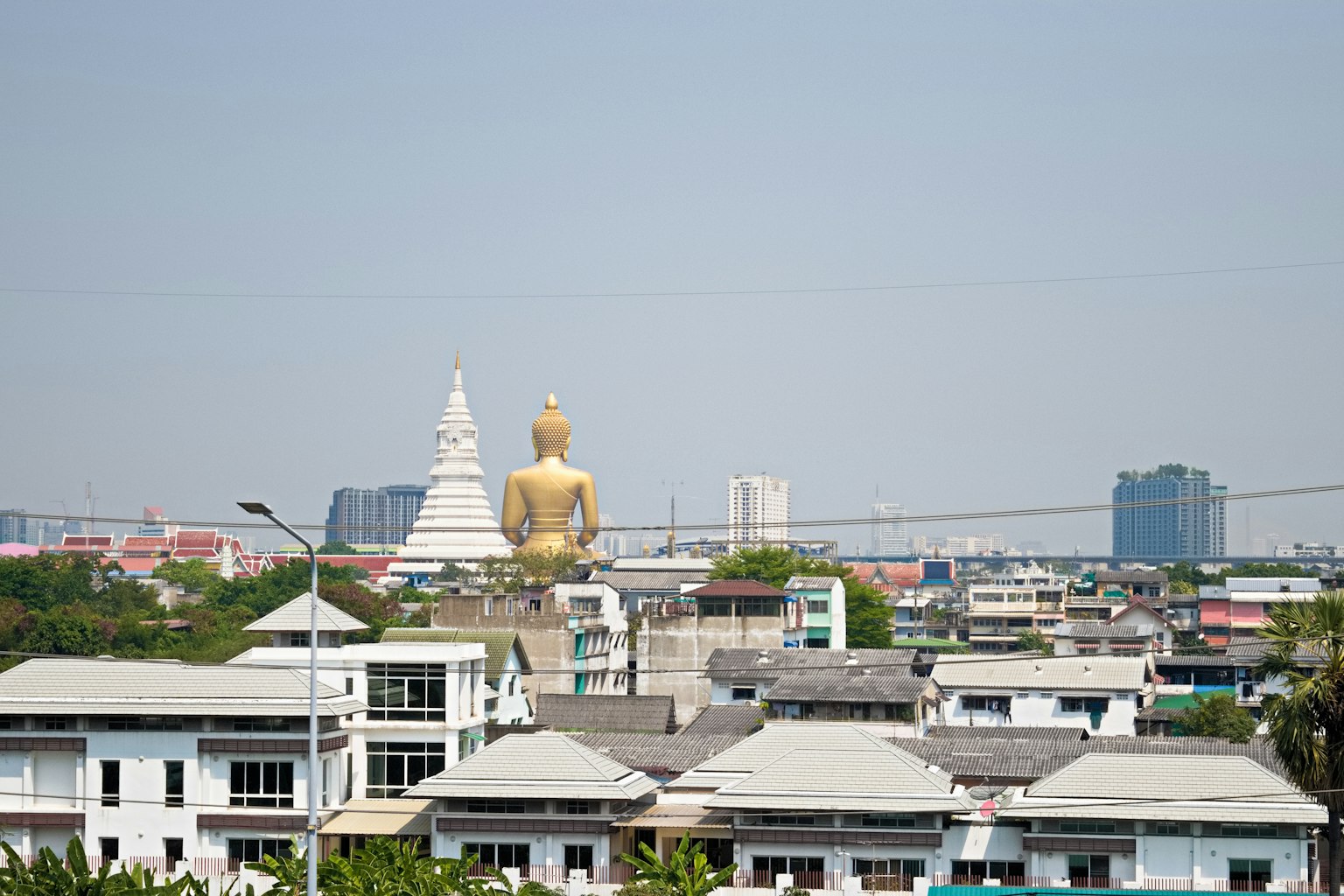 Paisaje urbano de Bangkok con una gran estatua de Buda dorado