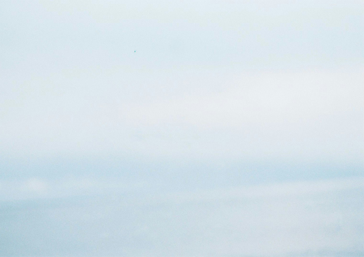 柔和雲層下的開闊天空