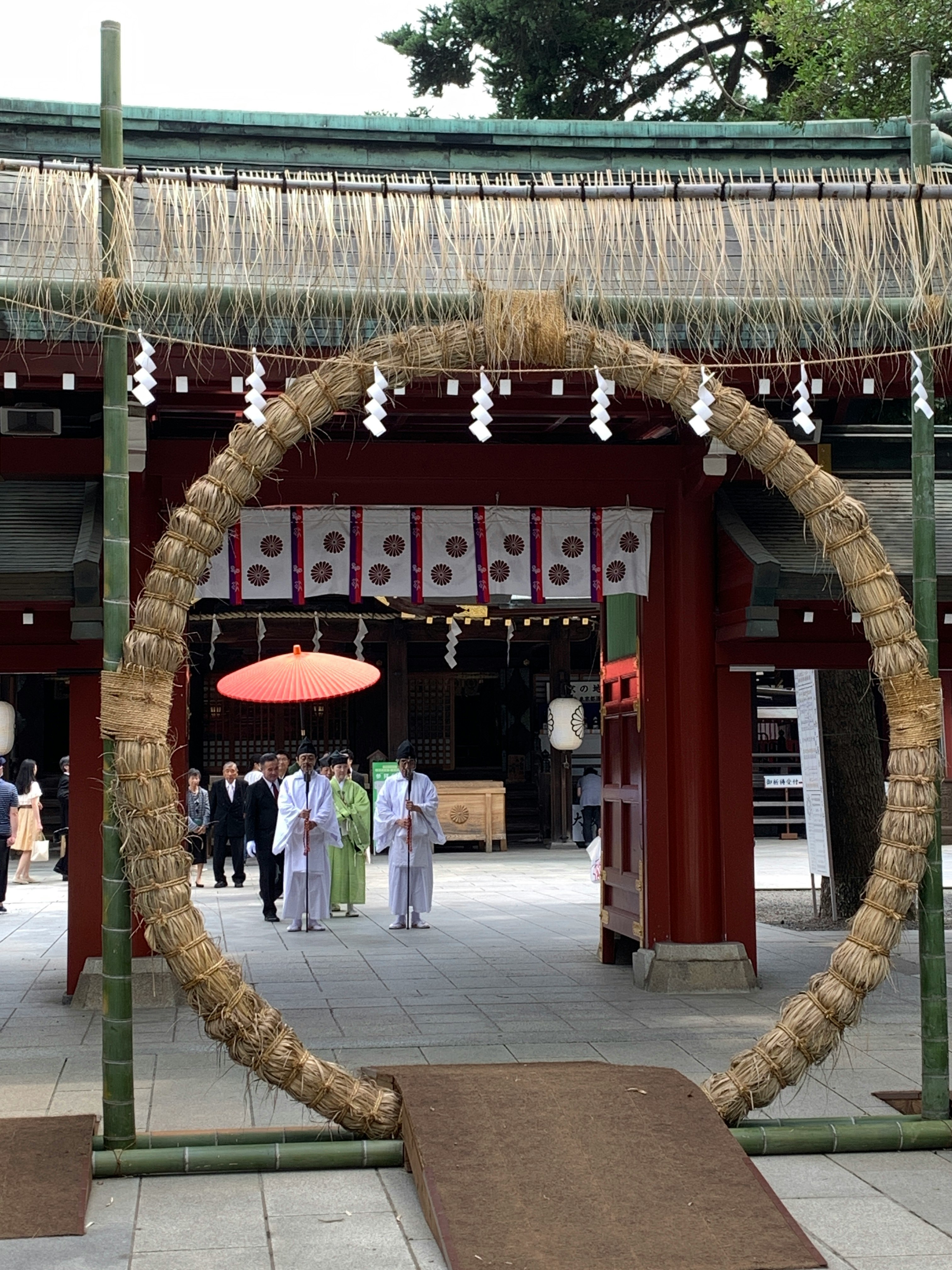 注連縄のある神社の参道入口