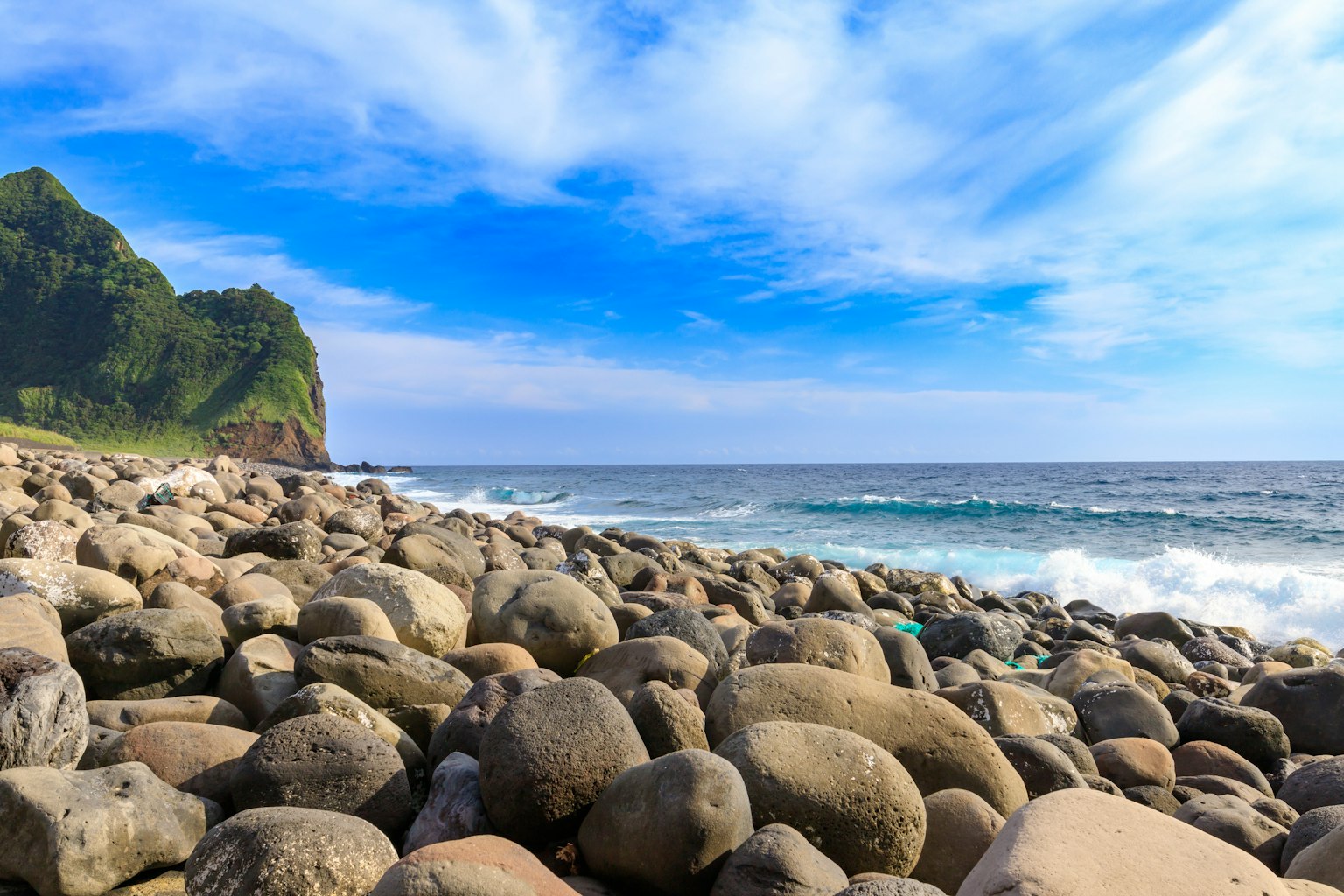 Paisaje costero con piedras y cielo azul