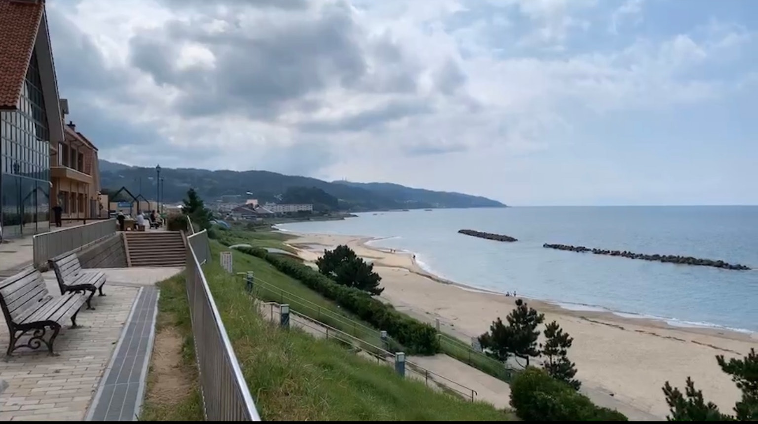 Vue panoramique d'une plage avec des bancs le long de la côte