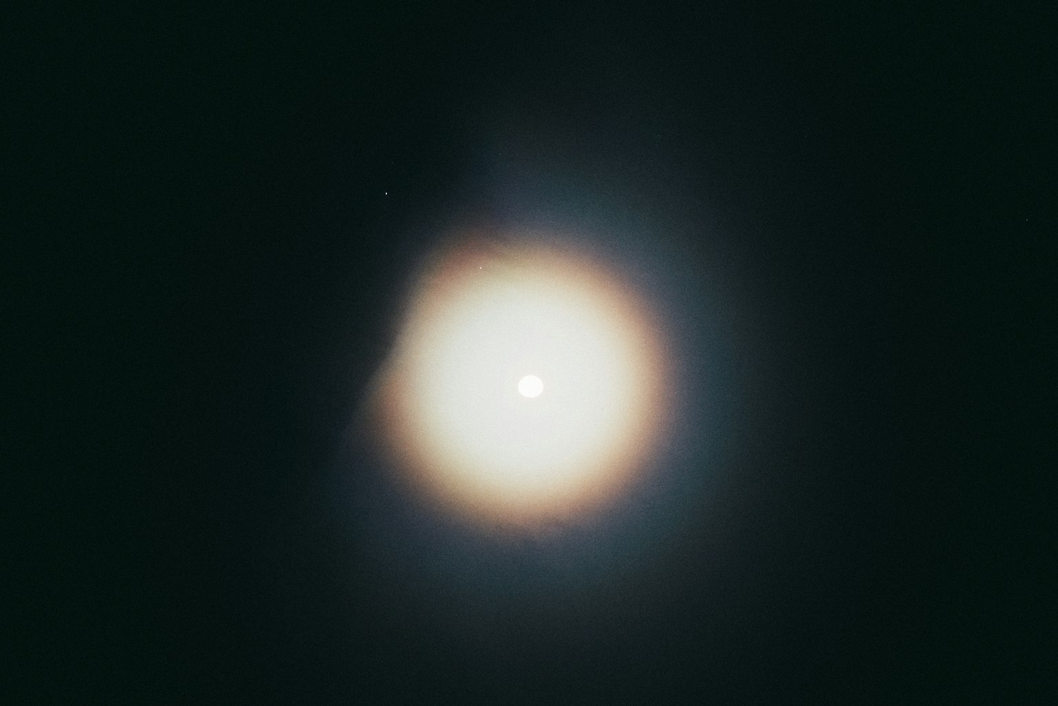 Un cuerpo celestial luminoso sobre un fondo oscuro