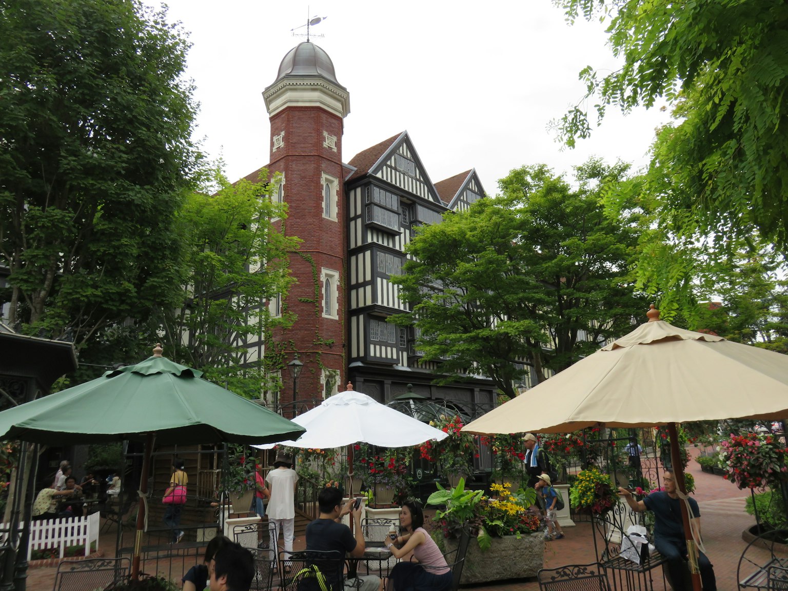 被郁郁蔥蔥的綠植和歷史建築環繞的咖啡館露台