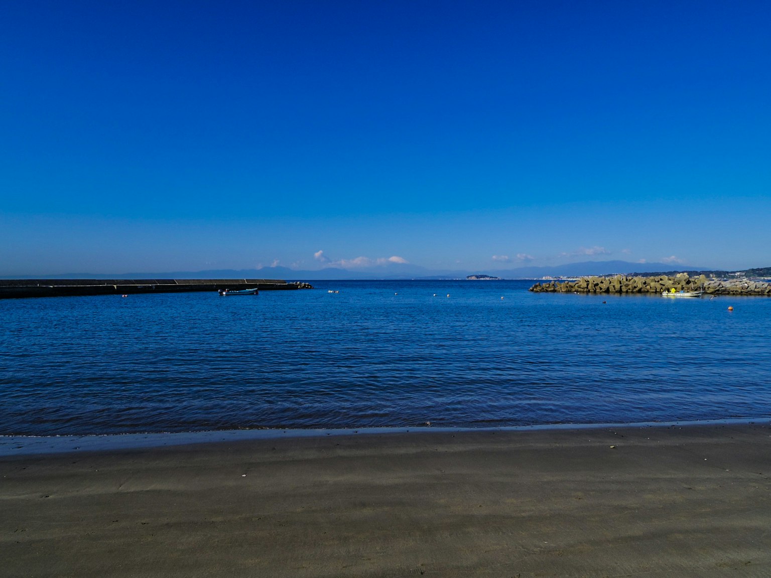 Pemandangan langit biru dan laut tenang