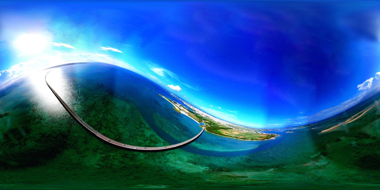 360度全景湾，周围是蓝天和绿色海洋