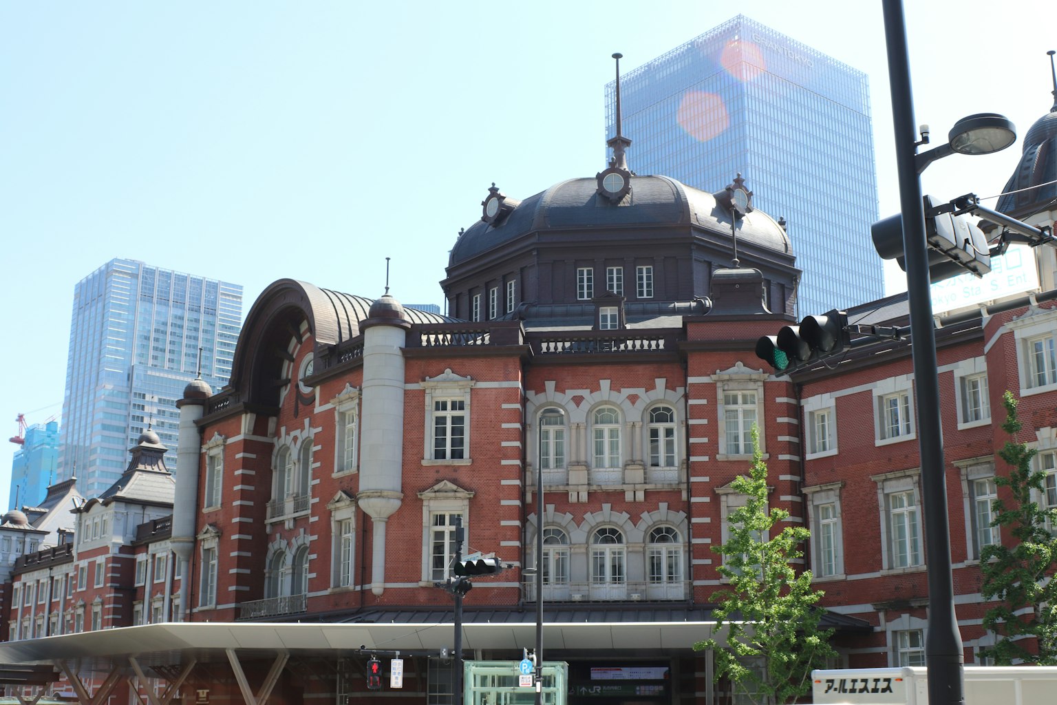 東京車站美麗的紅磚建築與現代摩天大樓背景