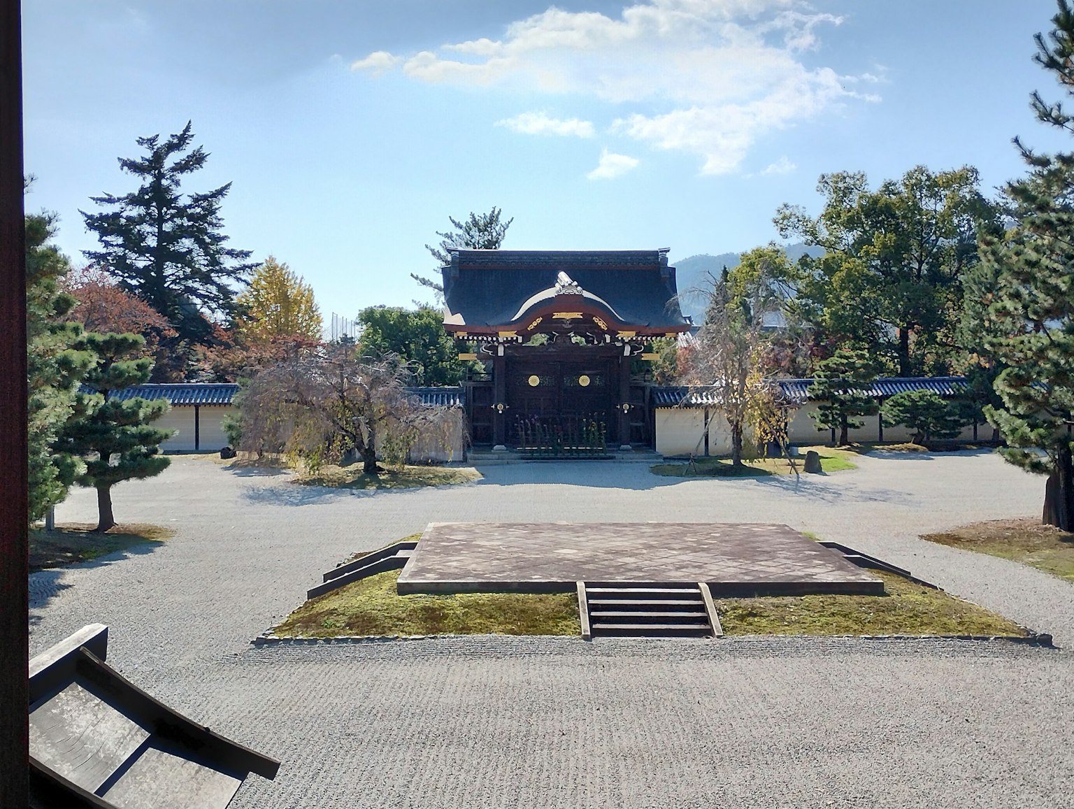 Malerscher Blick auf ein traditionelles japanisches Gebäude in einem schönen Garten