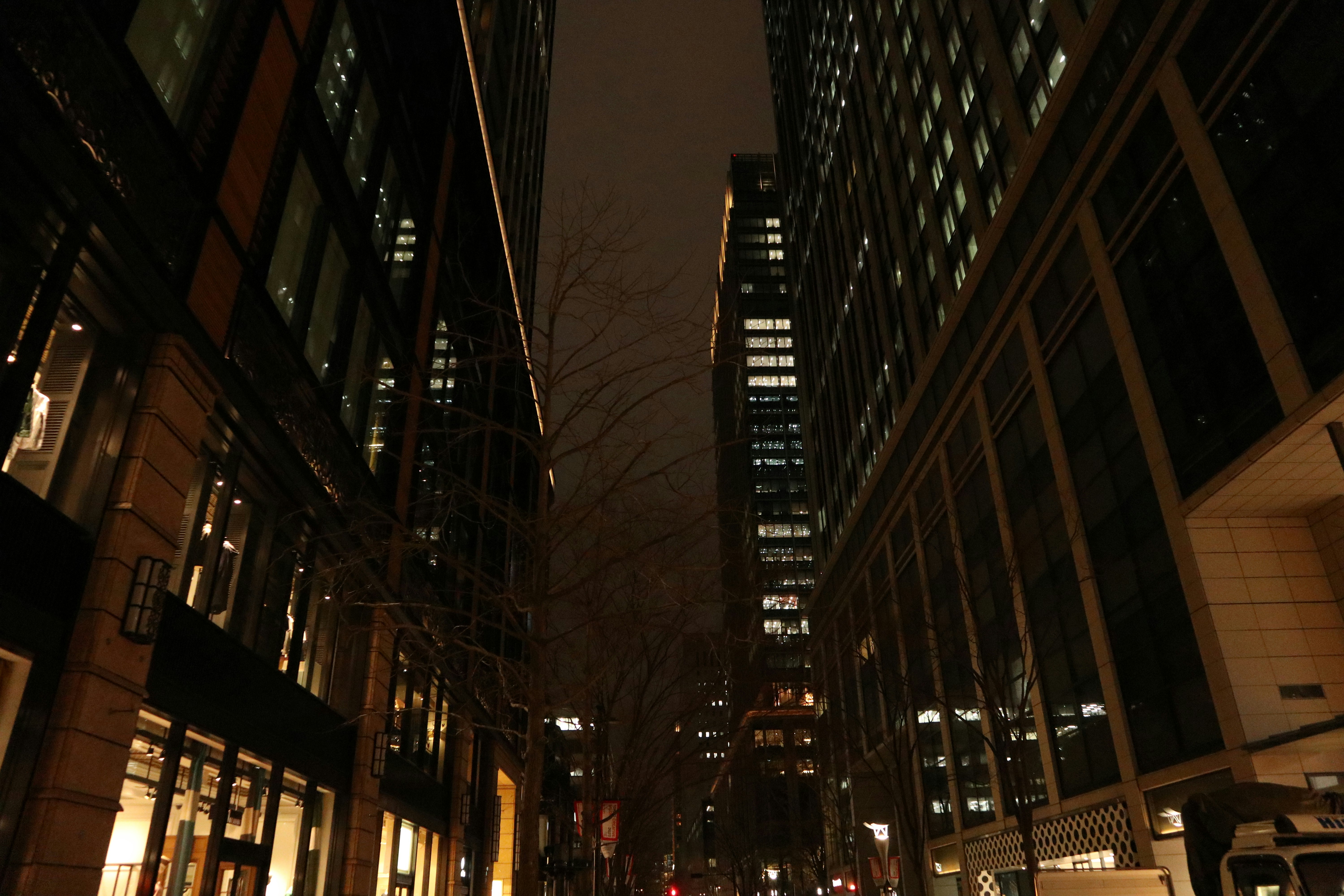 高層ビルに囲まれた夜の街路の夜景