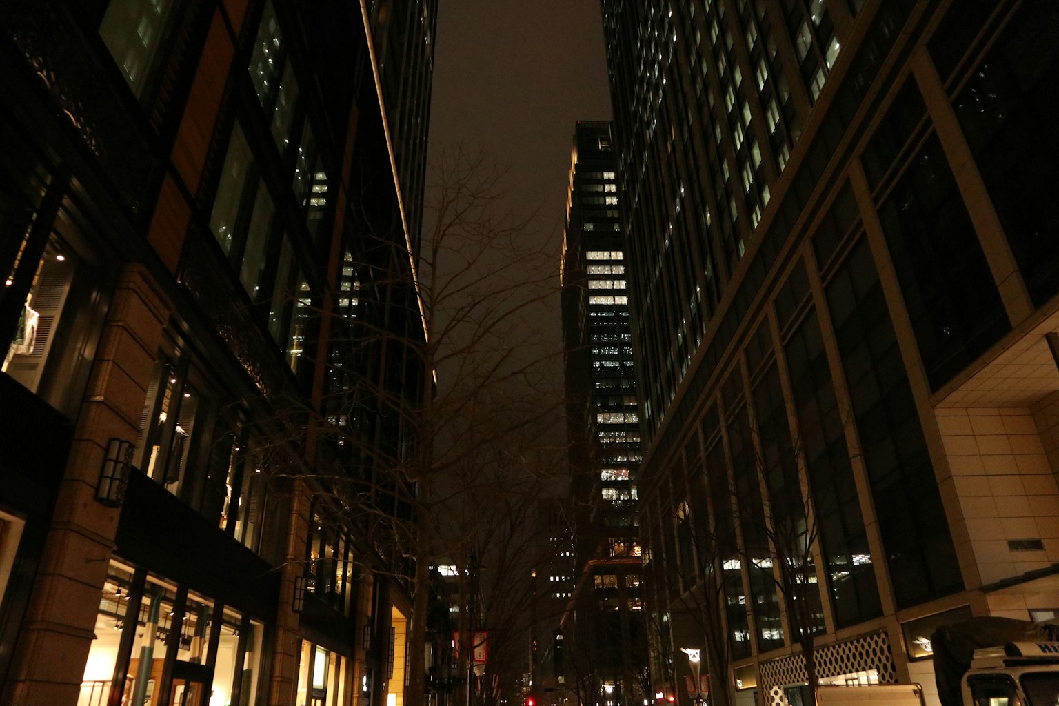 Cảnh quan thành phố vào ban đêm với những tòa nhà cao tầng dọc theo đường