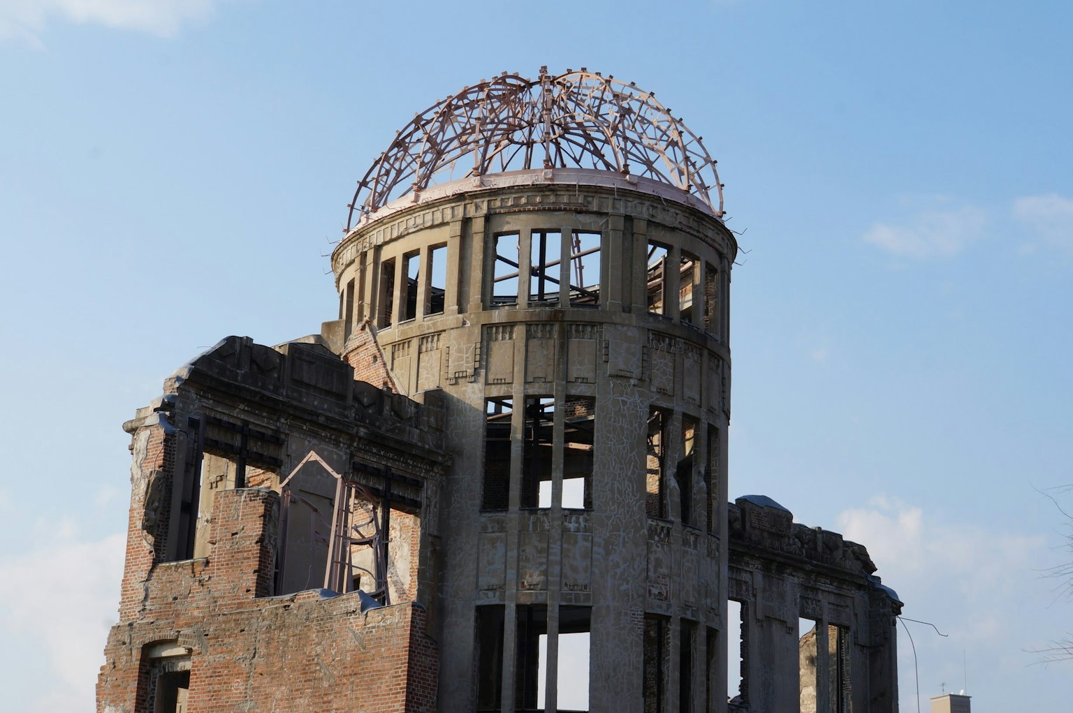 Ruinen des Atombombendoms von Hiroshima unter blauem Himmel mit markantem Dôme