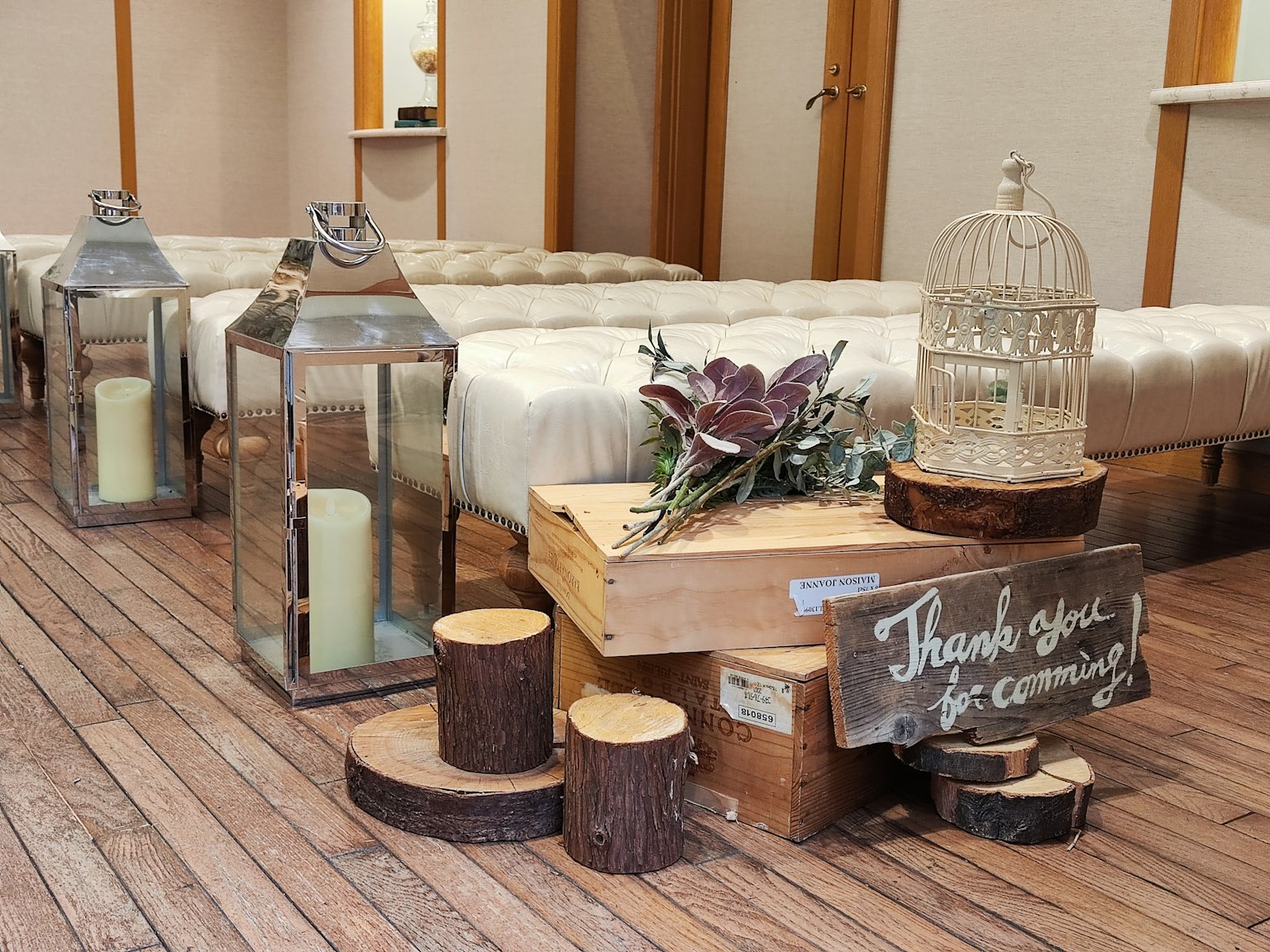 温馨的空间,木地板上摆放着灯笼和装饰植物