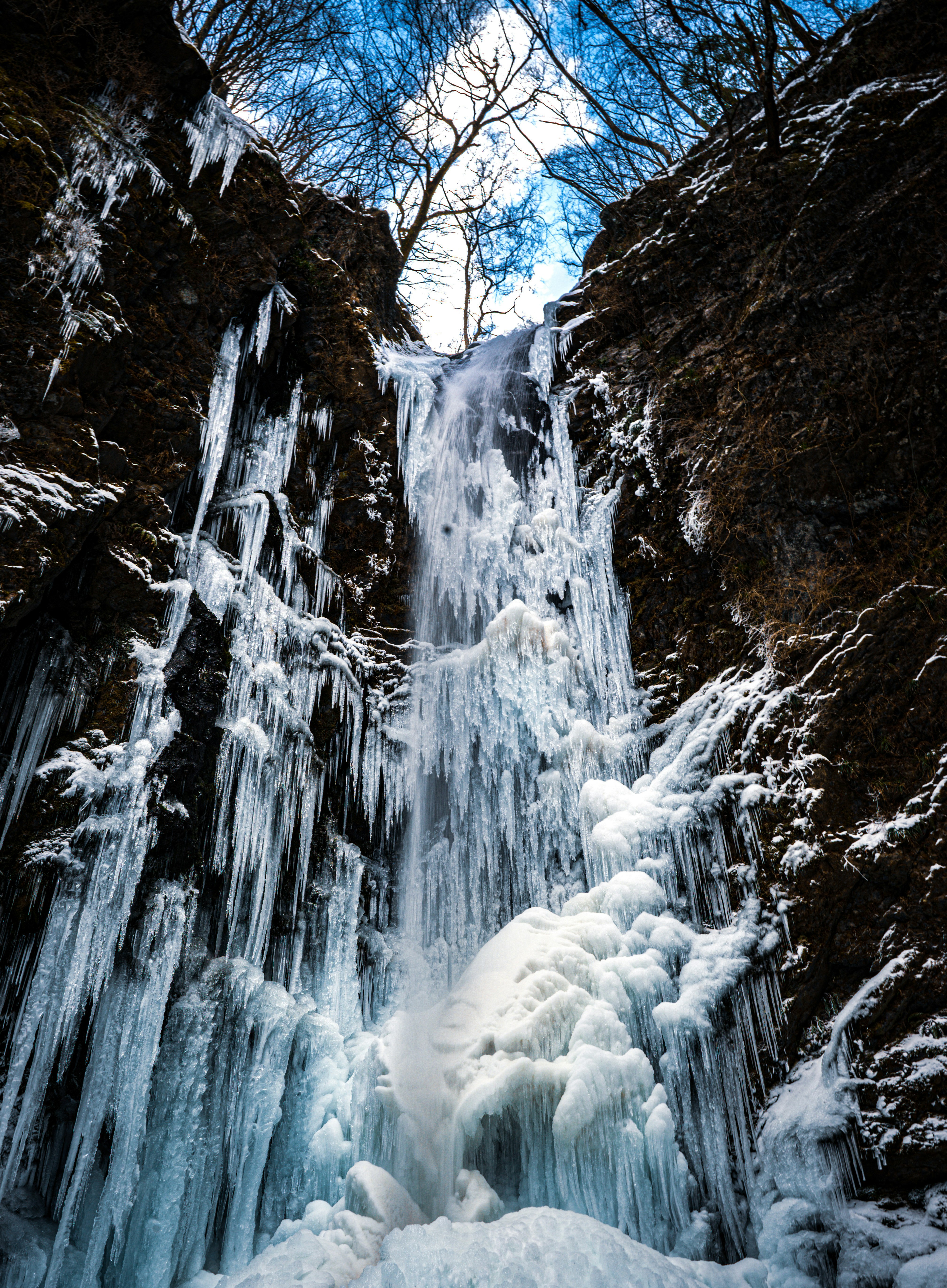 Cascade de glace de la cascade Shinto dans une gorge enneigée