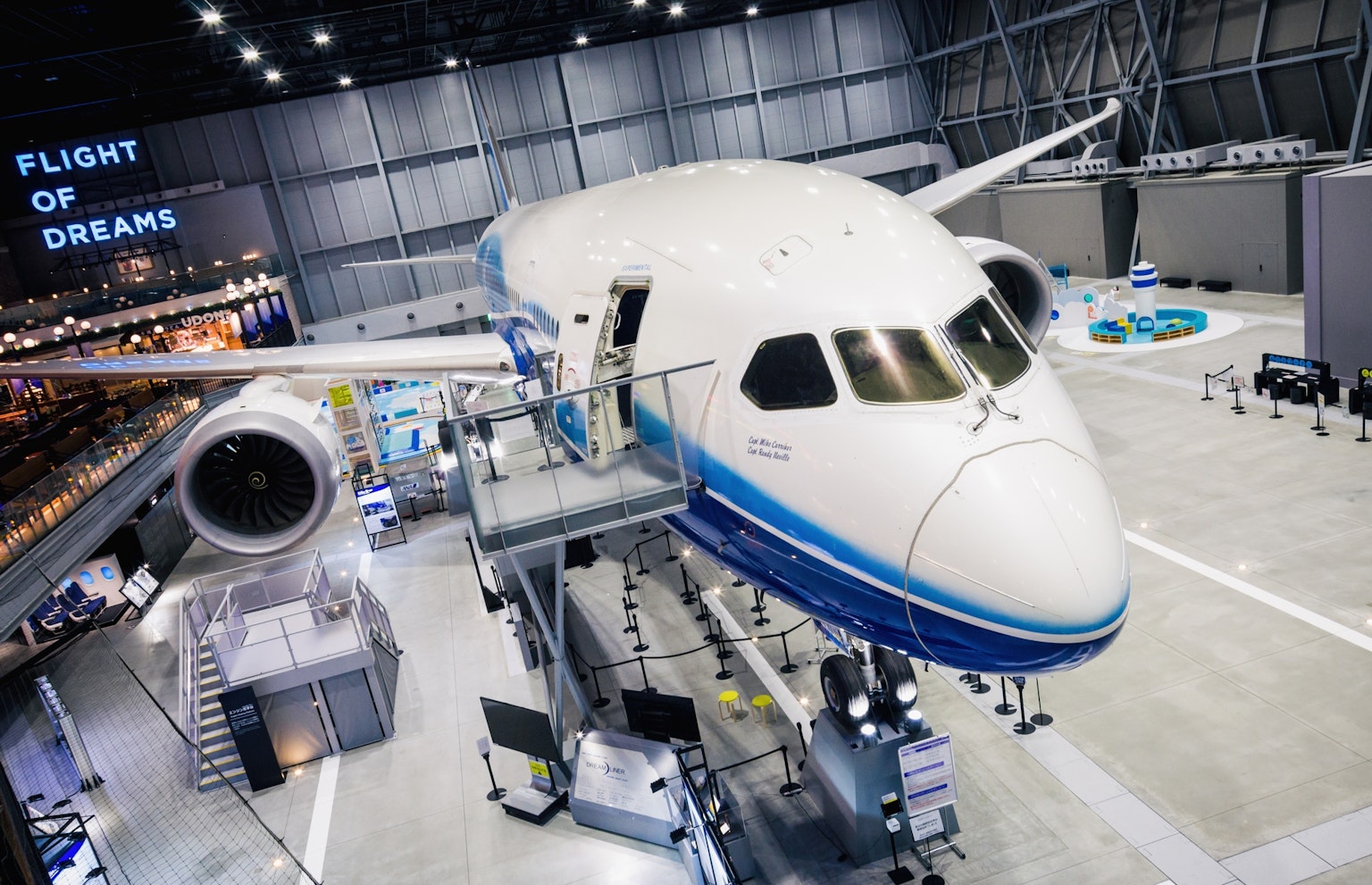 Kamera dekat pesawat yang dipamerkan di pameran Flight of Dreams