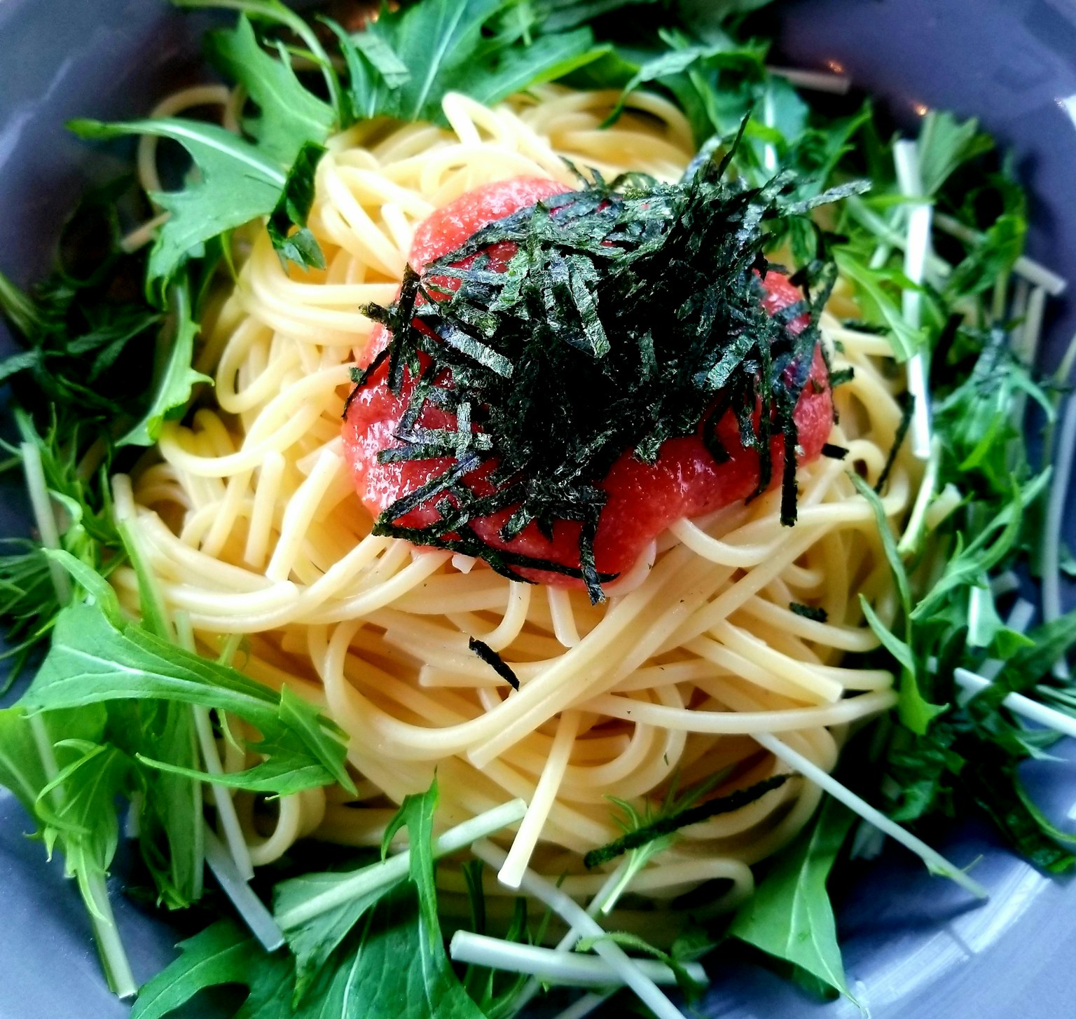 Spaghetti guarniti con verdure fresche e alga nori