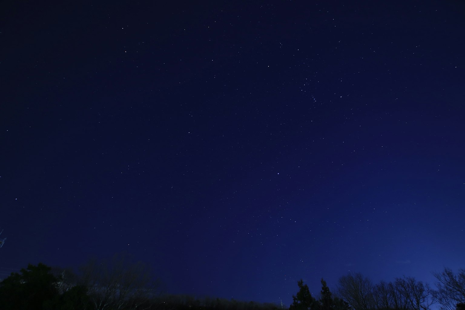 Cielo nocturno estrellado con estrellas visibles y fondo oscuro